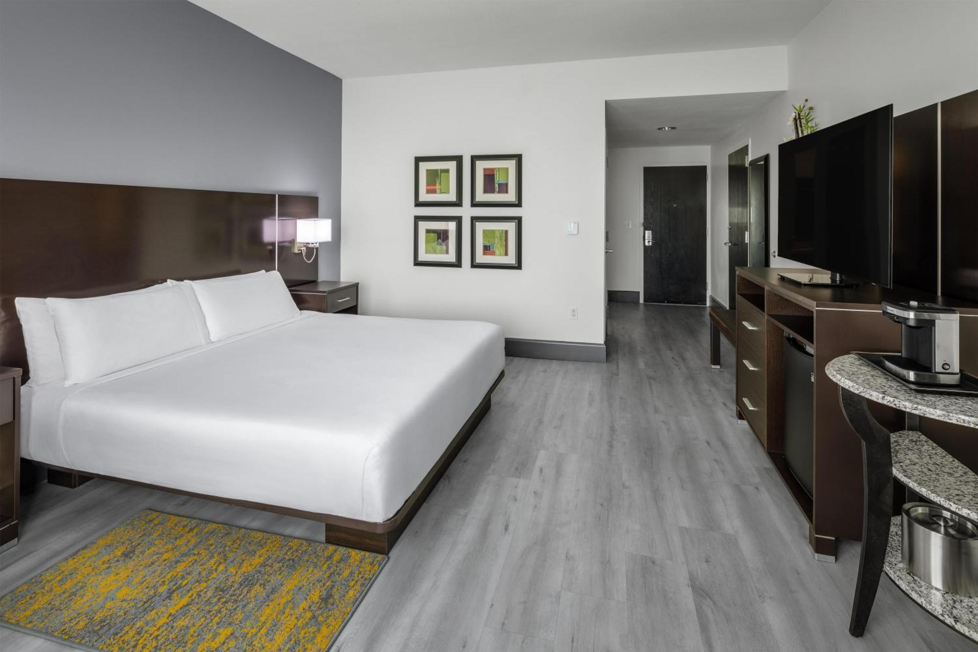 King Room with Accessible Tub - Mobility and Hearing Access