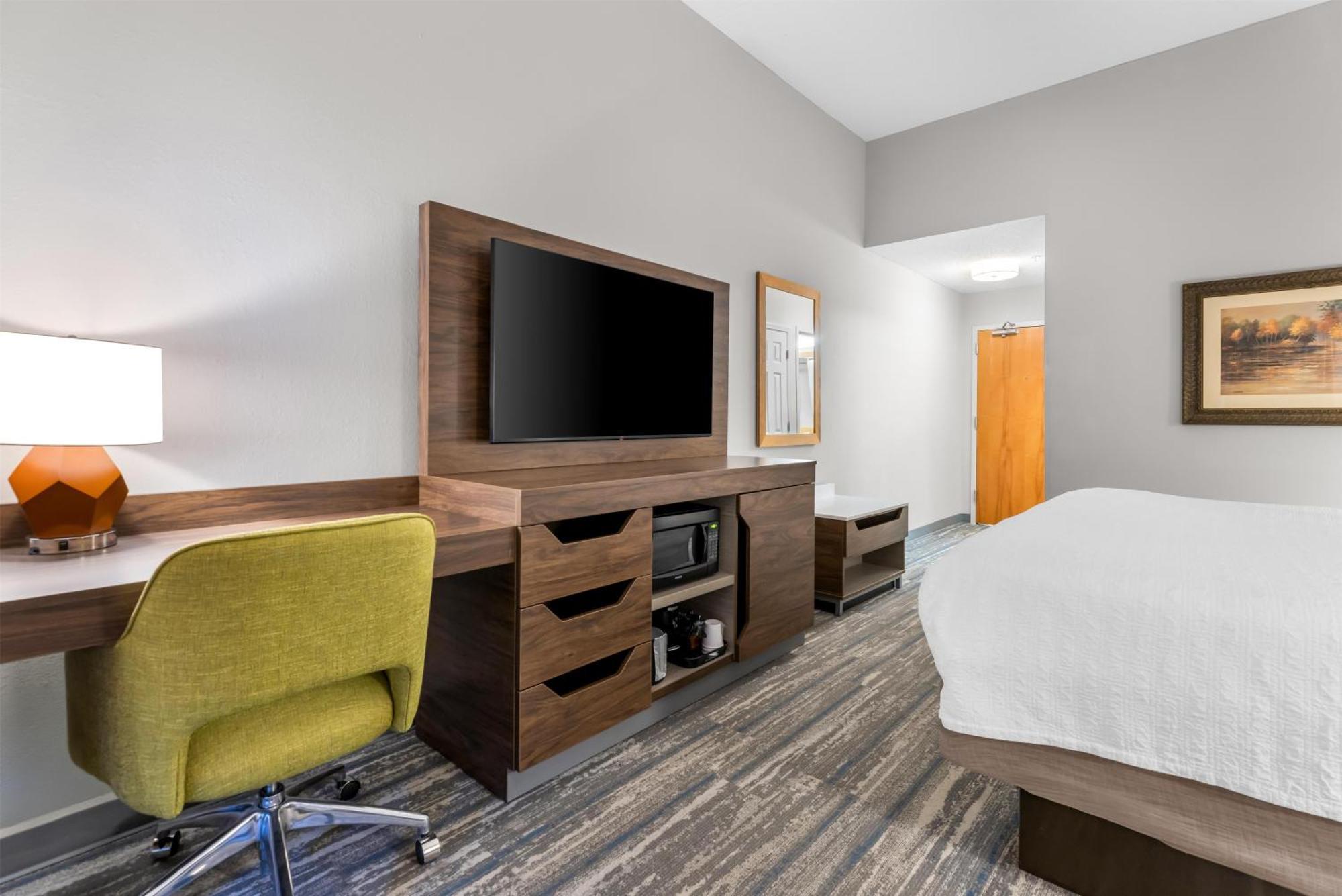 King Room with King Bed - Non-Smoking