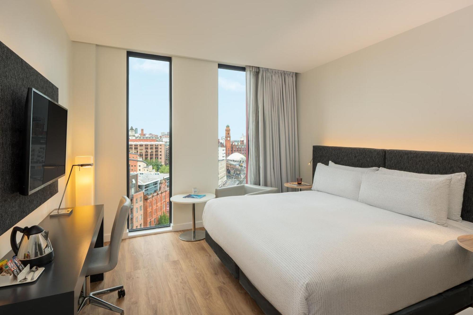 Zimmer INNSiDE mit Stadtblick