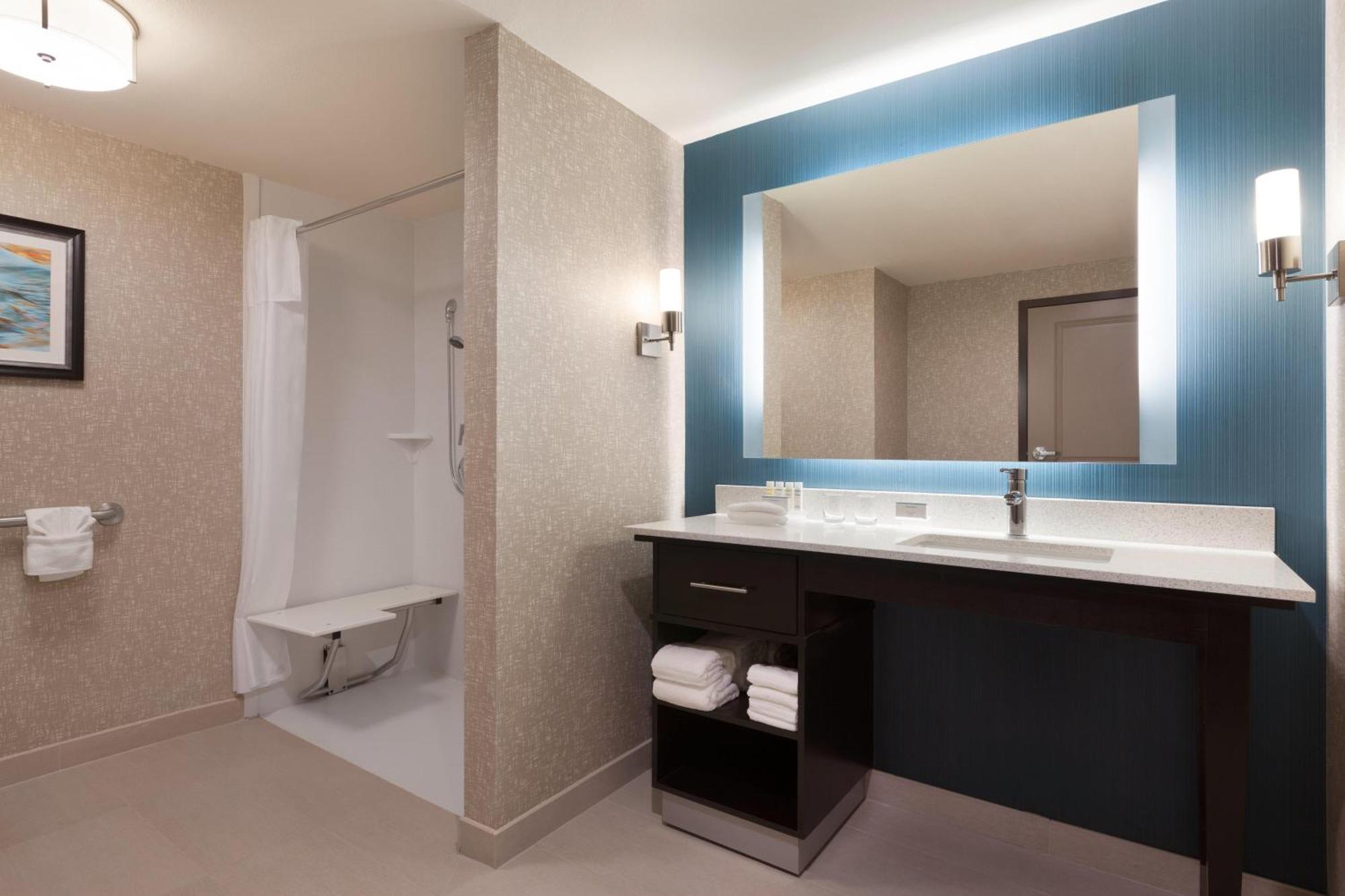 King Studio with Roll-In Shower - Disability Access/Non-Smoking