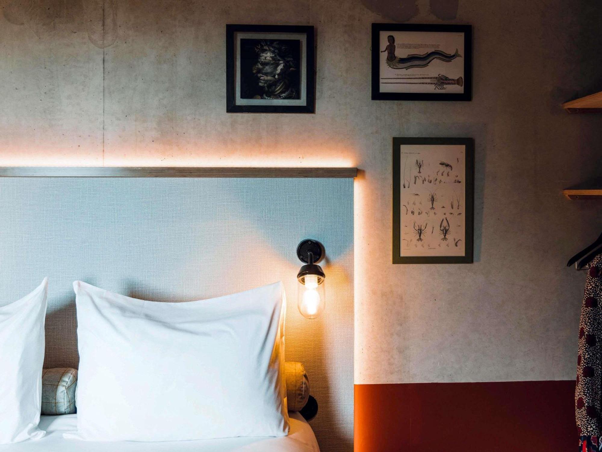 Chambre Standard avec 1 Lit Double et 2 Lits Simples