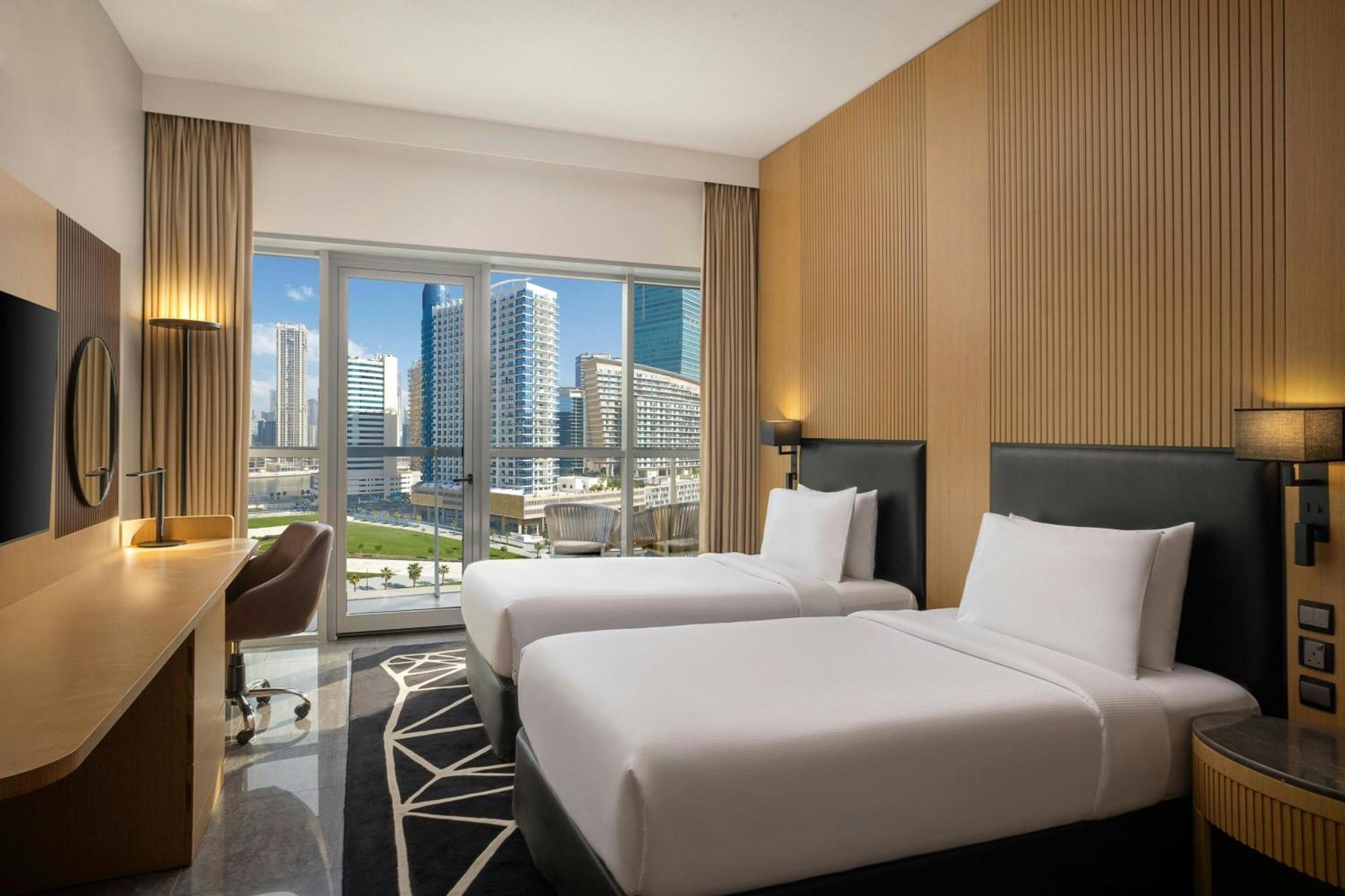 Deluxe Tweepersoonskamer met 2 Aparte Bedden, Balkon en Uitzicht op de Stad