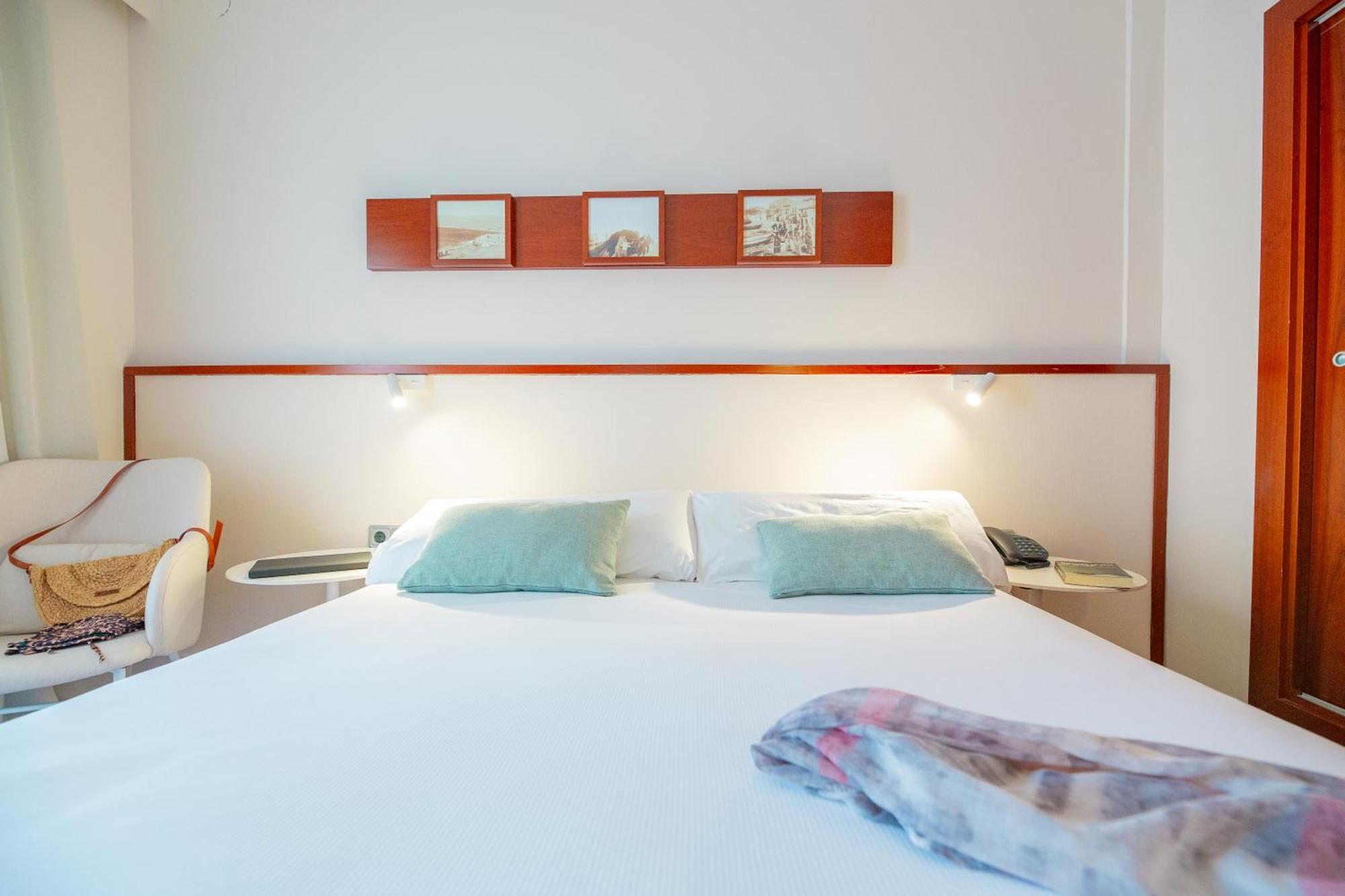 Tweepersoonskamer met 1 of 2 Bedden en Gedeeltelijk Uitzicht op Zee