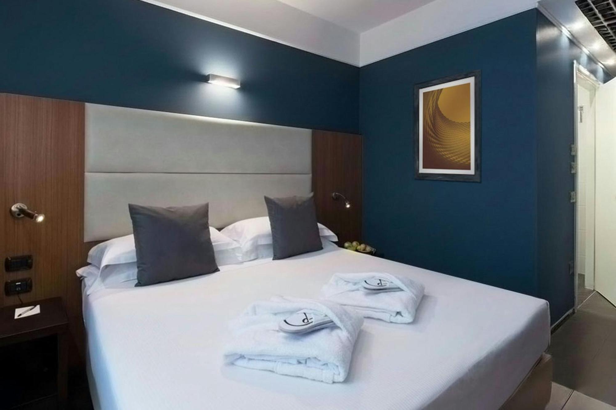 Standard Twin Room with One Single Bed and City View