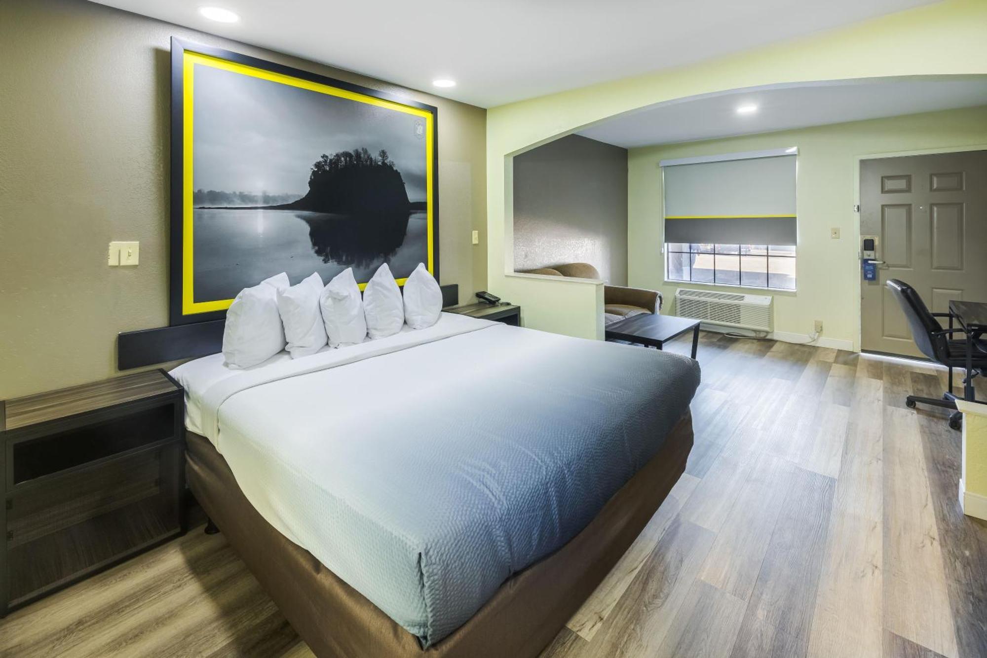 King Room with Roll-in Shower - Mobility Access/Non-Smoking
