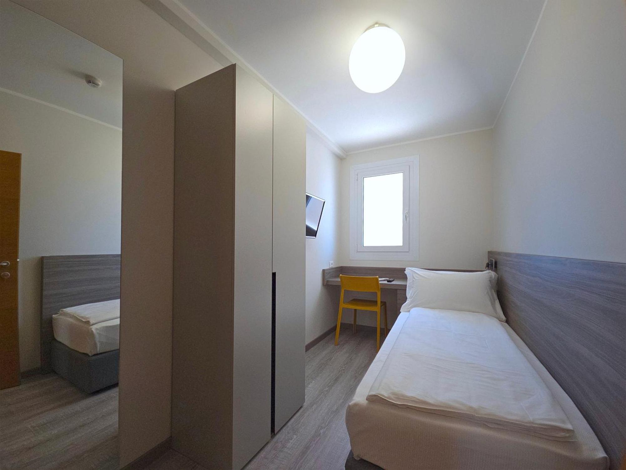 Zimmer mit Verbindungstür