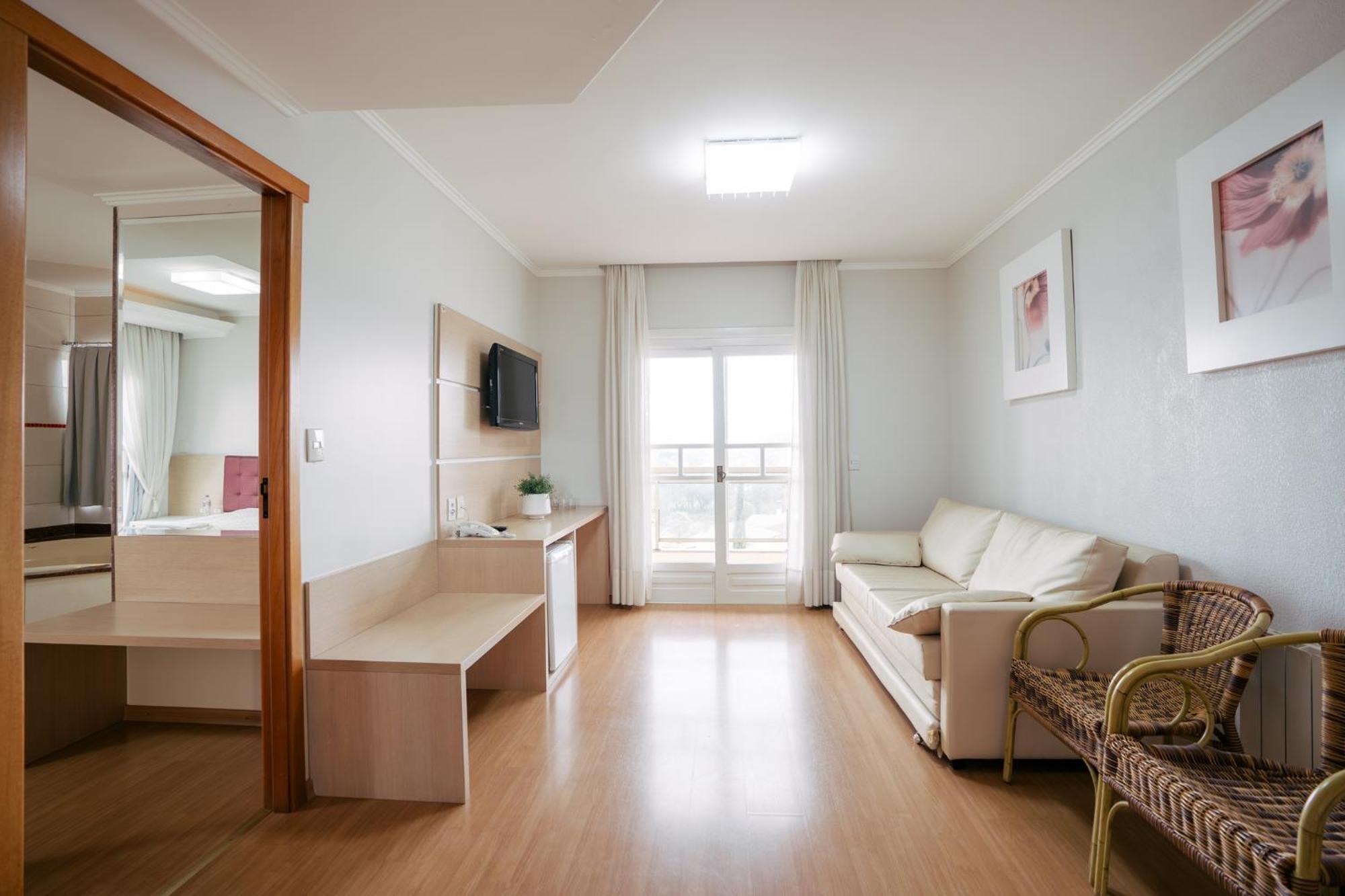 Executive Suite,1769921536:JPEG