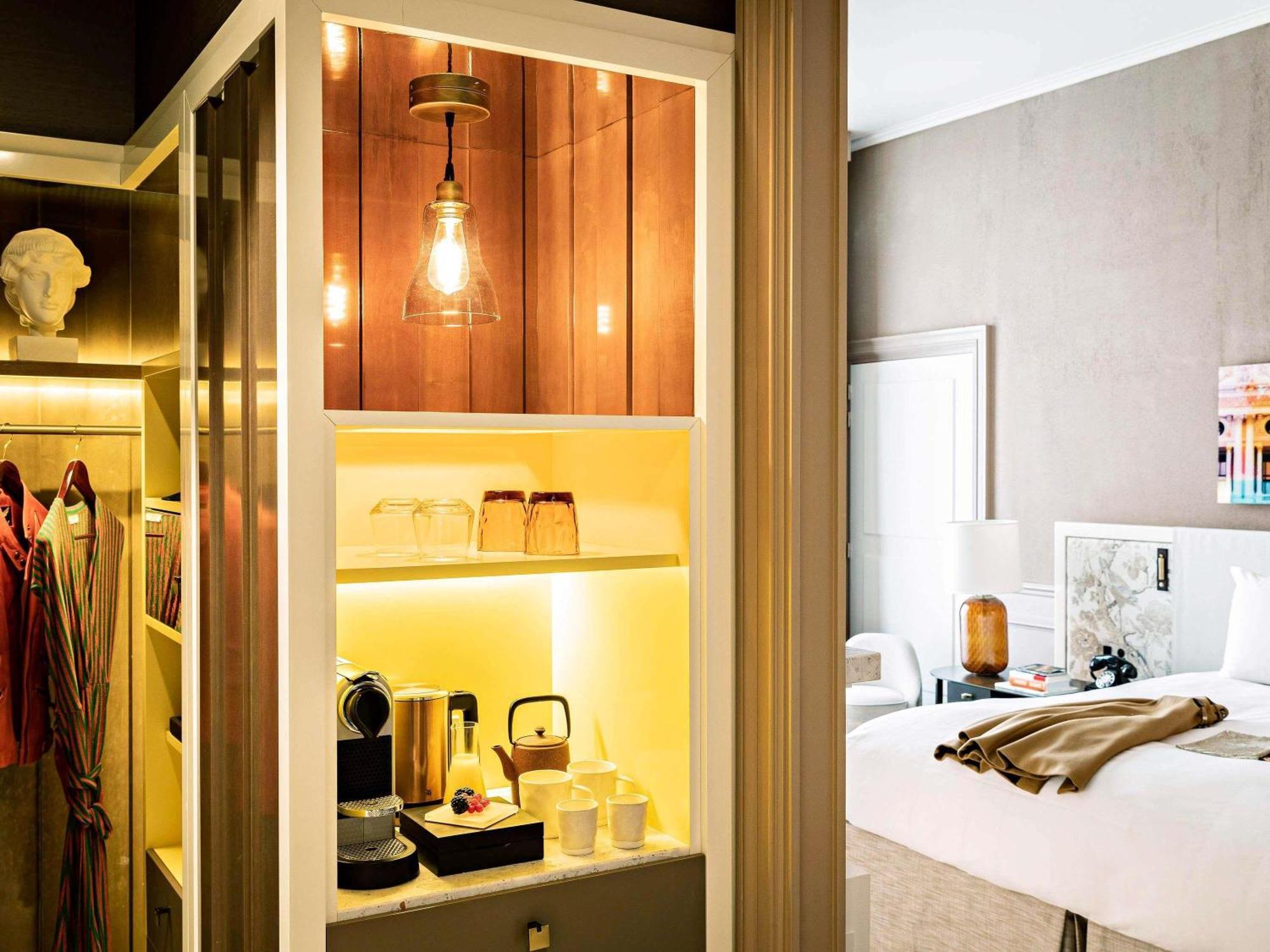 Luxuriöses Premium Zimmer mit Queensize-Bett und Blick auf den Innenhof oder die Rue Scribe