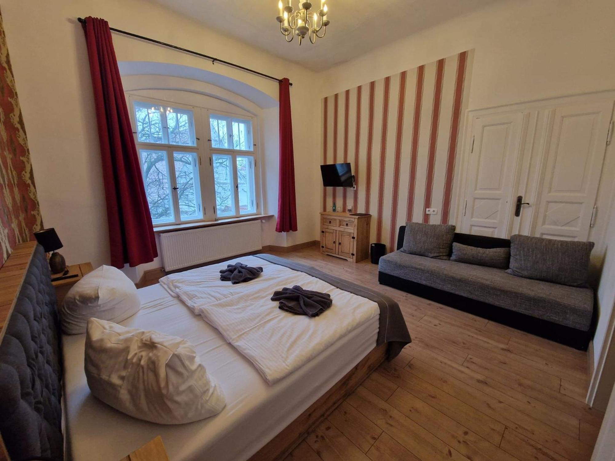 Family Room,1770457300:JPEG