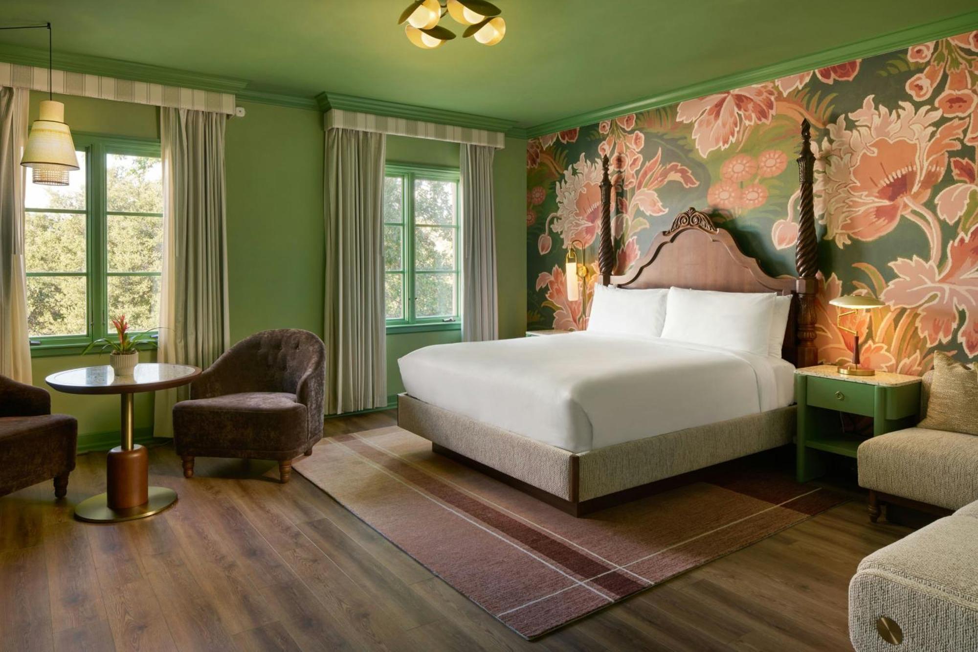 One-Bedroom Heritage King Suite