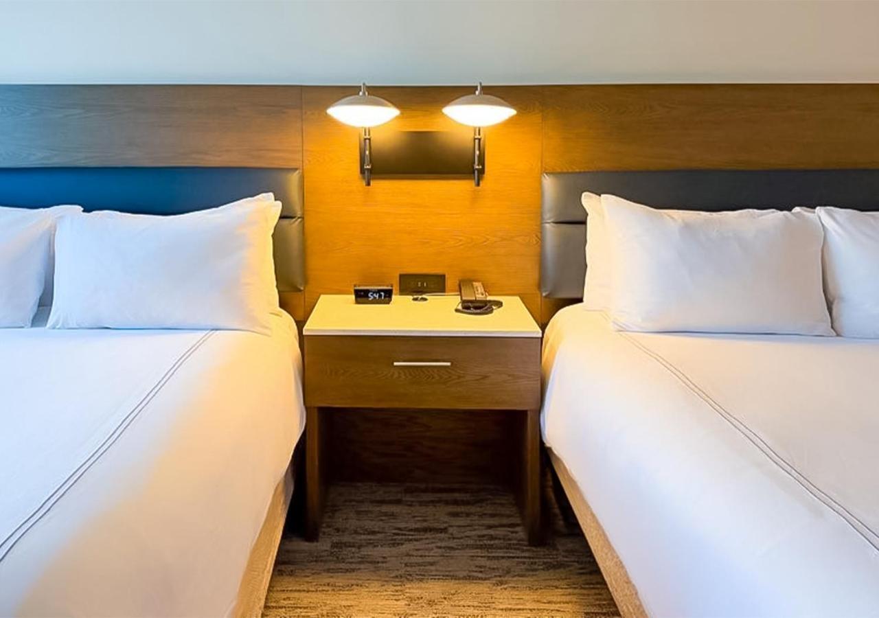 Queen Room with Two Queen Beds - Concierge Level