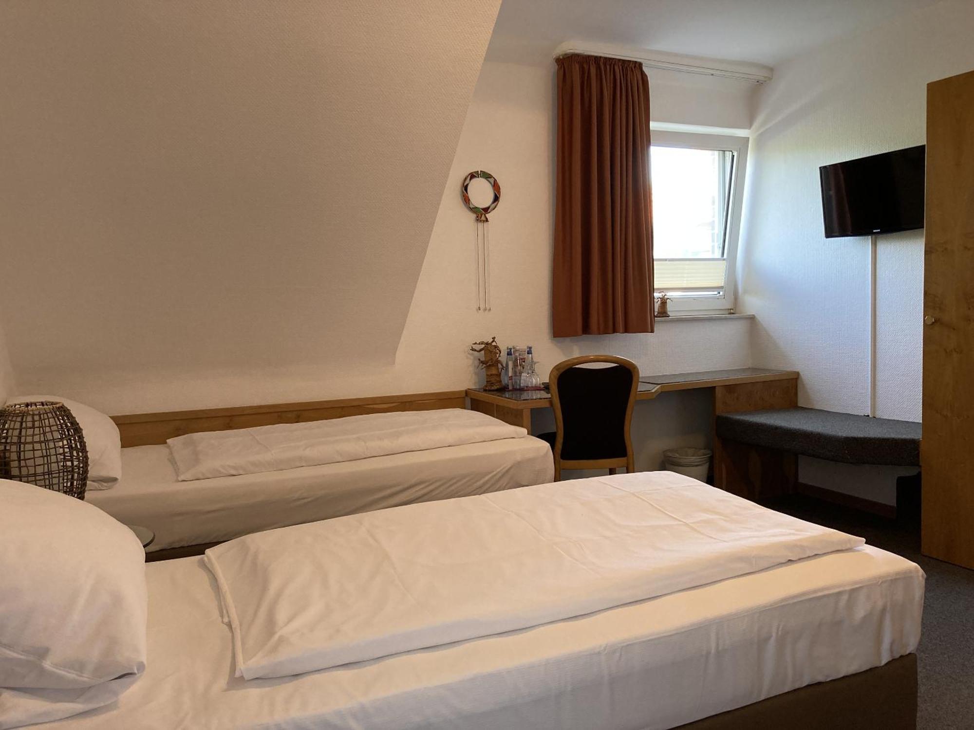 Zweibettzimmer mit Dusche