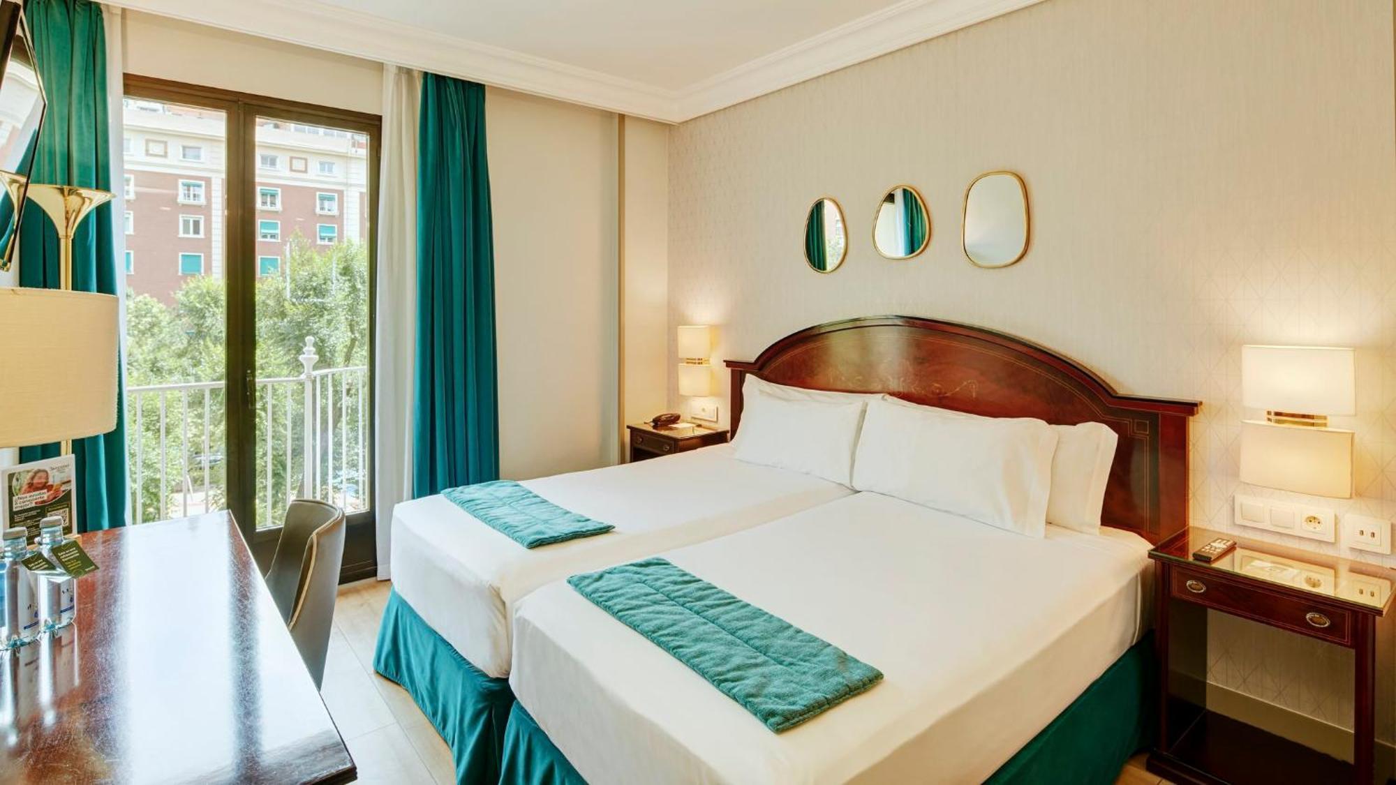 Chambre Double - Vue sur Place