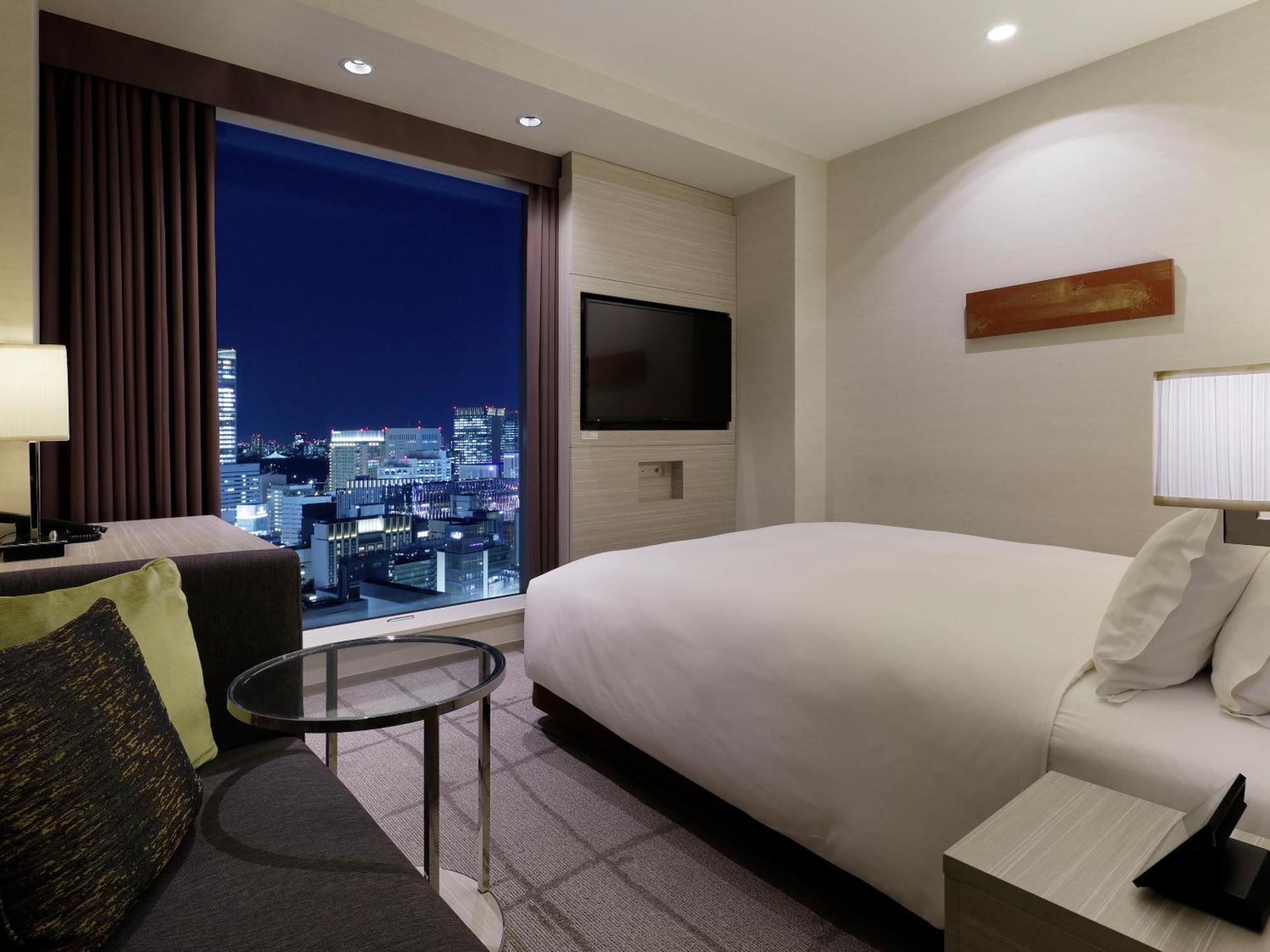 Superior Zimmer mit Queensize-Bett und Blick auf den Tokyo Tower von der Badewanne aus - Nichtraucher