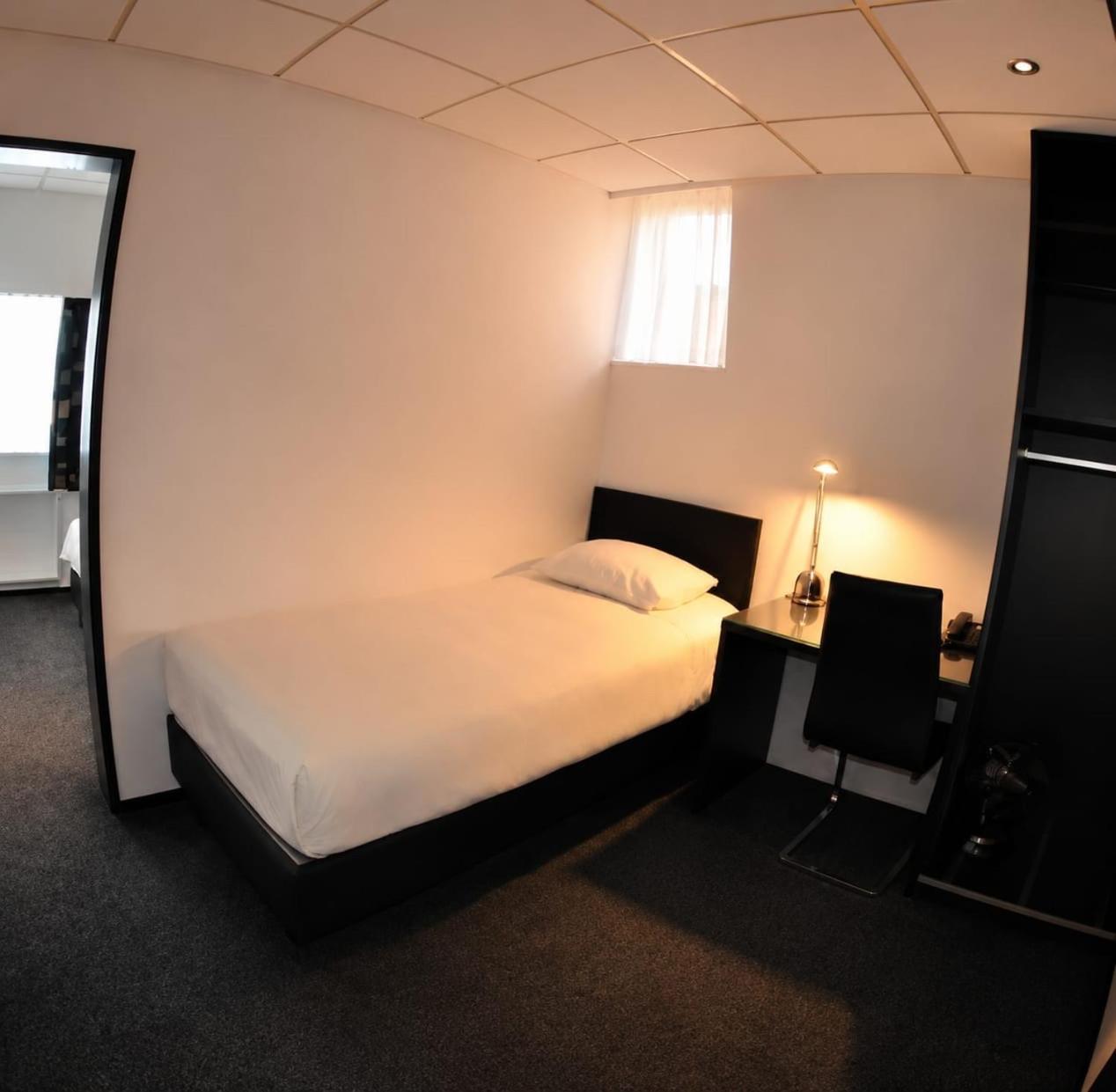 Dreibettzimmer mit Badewanne
