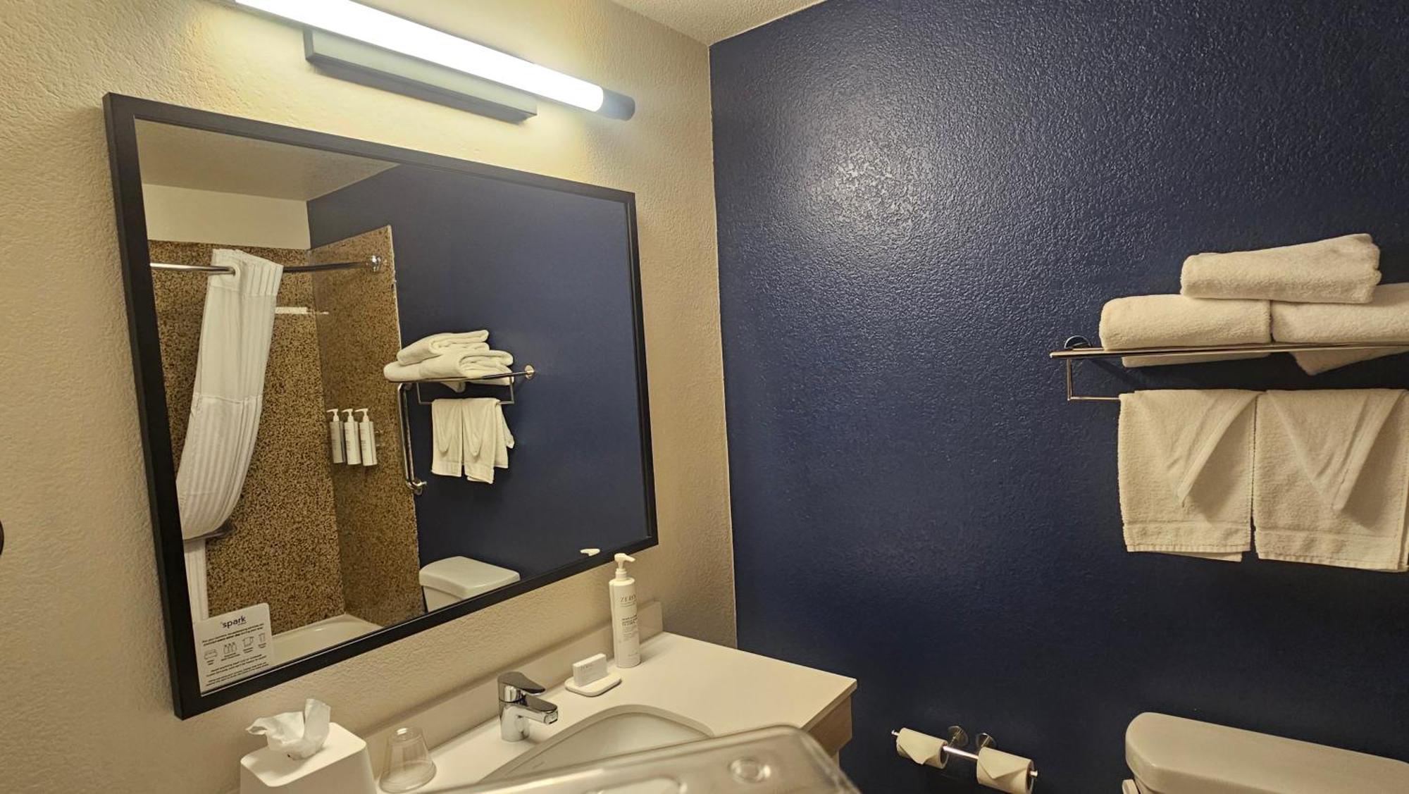 Queen Room with Bath Tub - Disability Access
