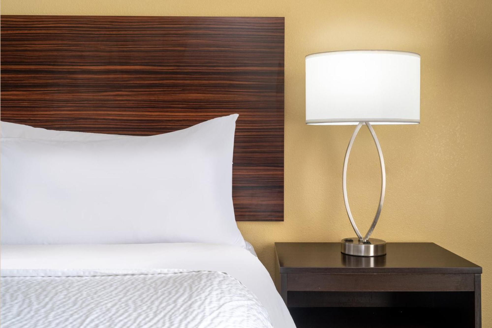 Quarto com Cama King-size - Acessível para Hóspedes com Mobilidade e Capacidade Auditiva Reduzidas
