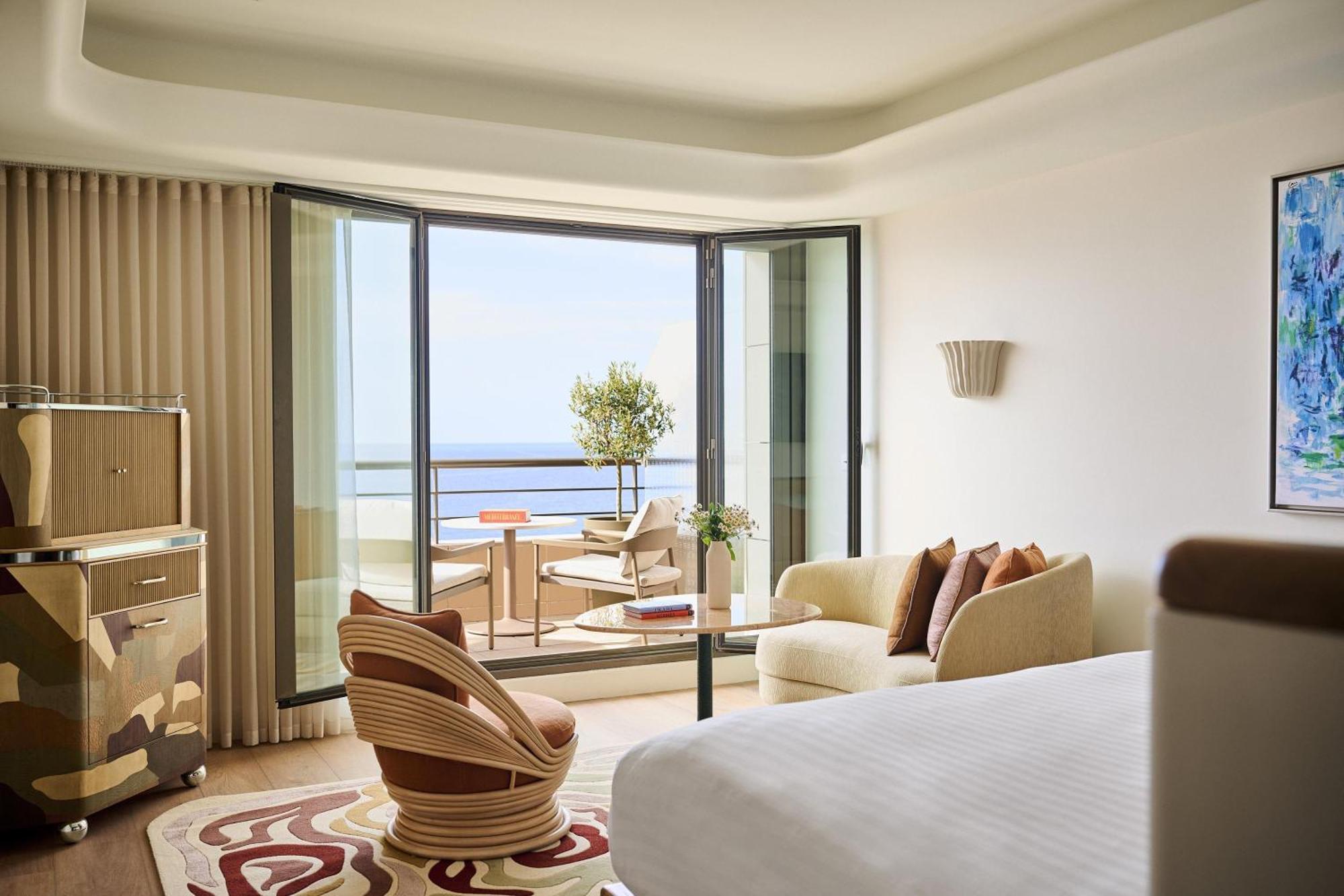 Zimmer mit Kingsize-Bett und Meerblick