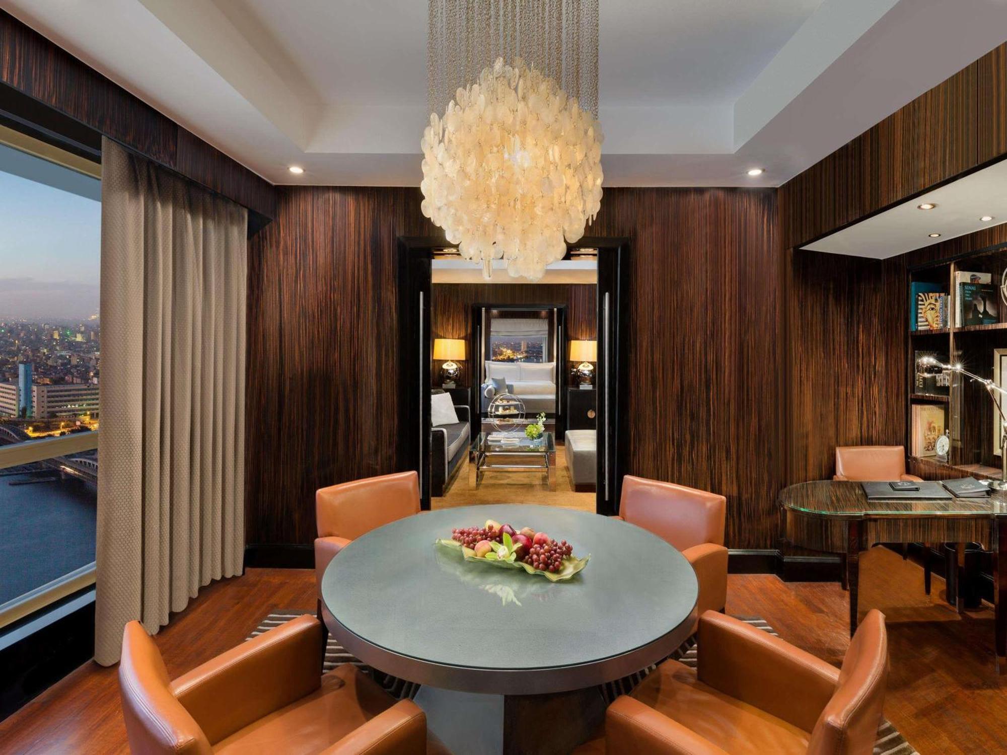 Suite Fairmont Gold con vistas al Nilo - Acceso al salón