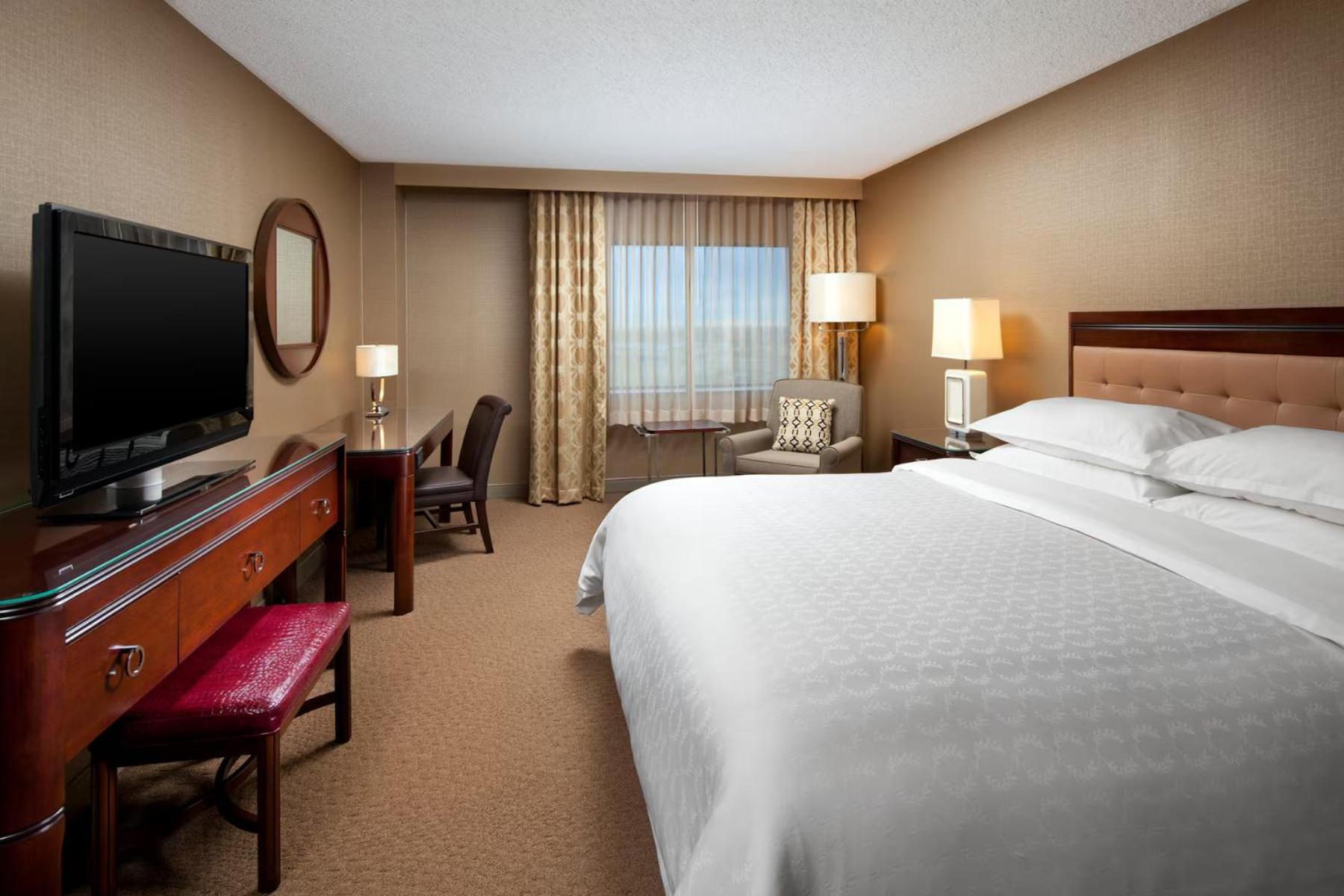 King Room with Tub - Mobility Access/Executive Floor/Non-Smoking