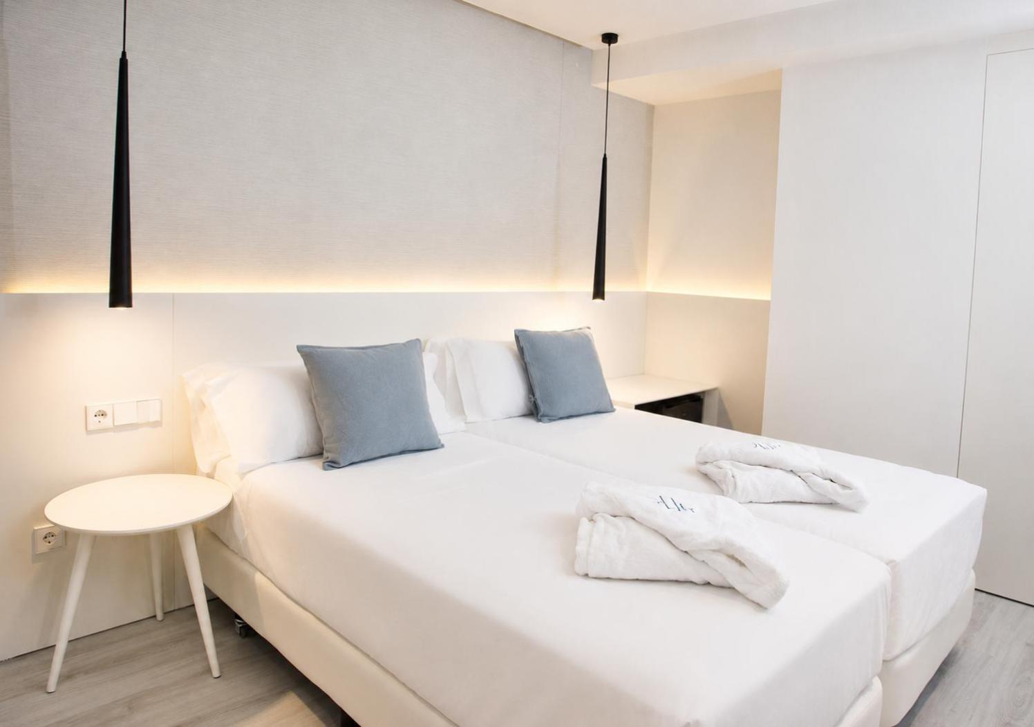 Habitación Doble Deluxe con vistas laterales al mar y balcón