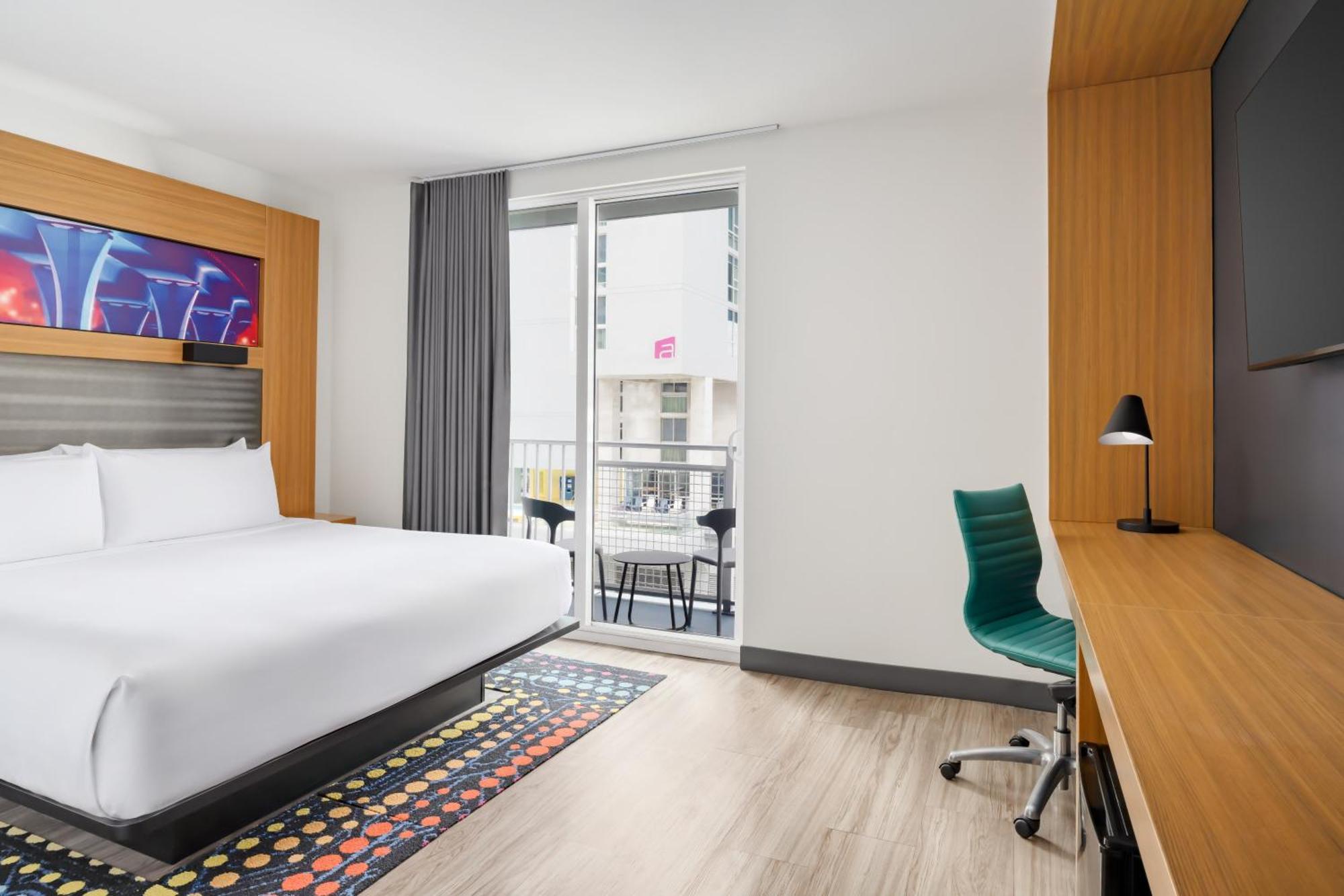 Chambre Lit King-Size avec Balcon - Vue sur Ville - Étage Supérieur