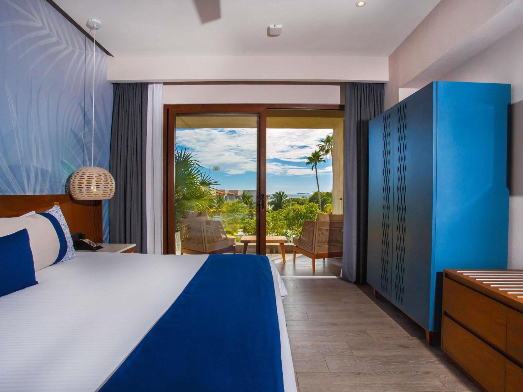 Lush King Room with Garden View