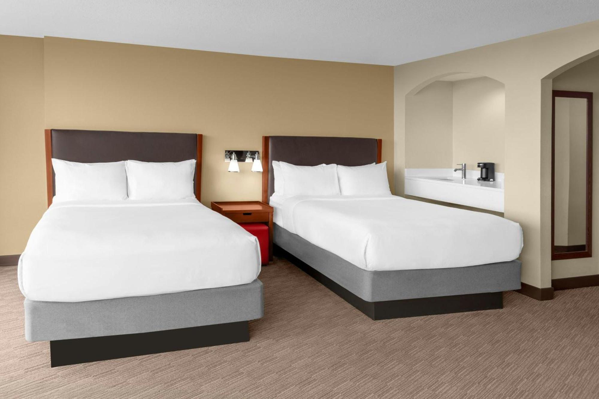 Guest room, 2 Queen, City view