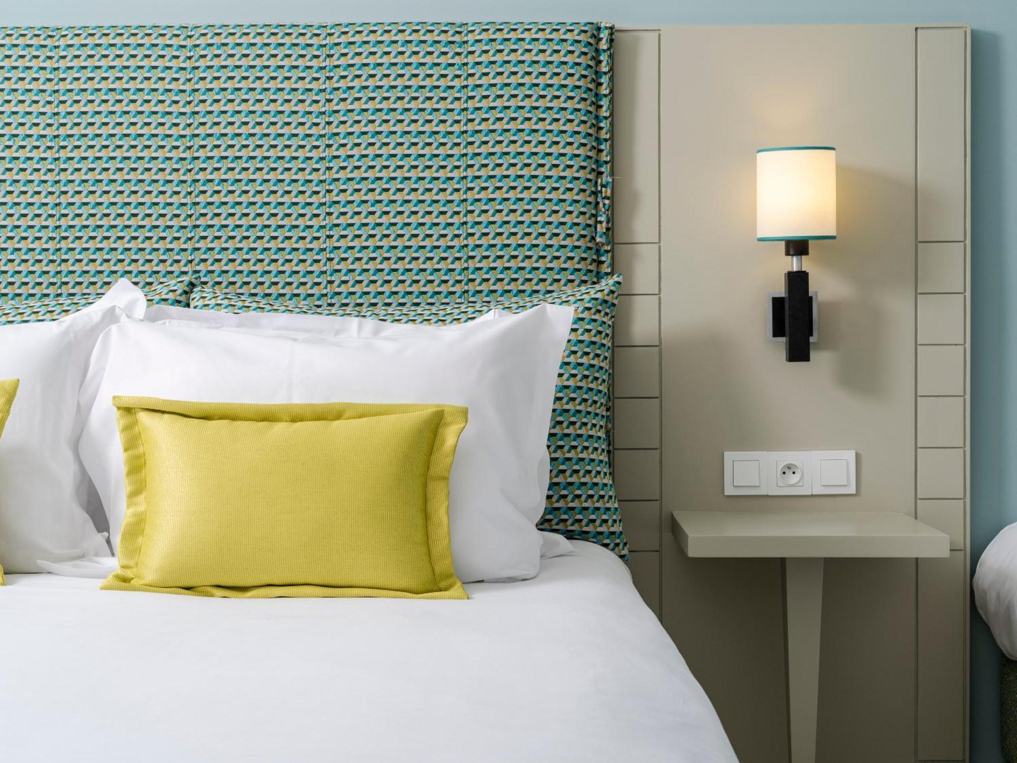 Standard Doppelzimmer mit Poolblick