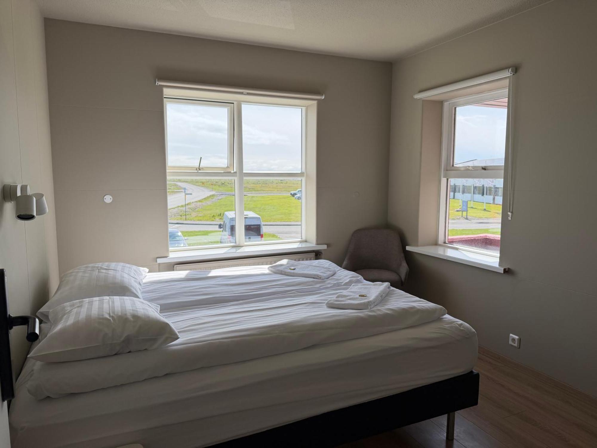 Kleine Tweepersoonskamer met 1 Tweepersoonsbed of 2 Aparte Bedden met Gedeelde Badkamer