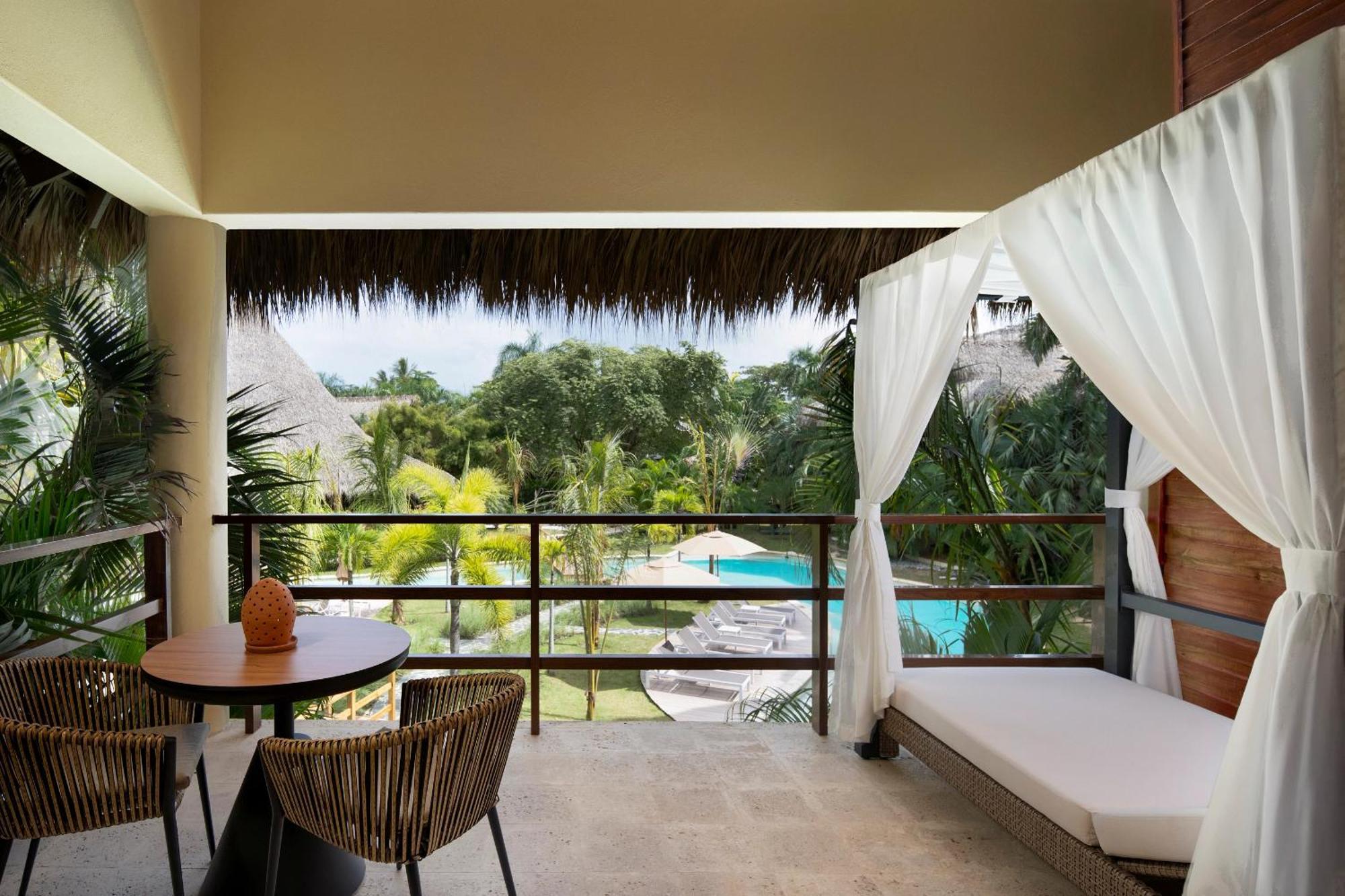 Romantische Junior Suite mit Kingsize-Bett und Poolblick