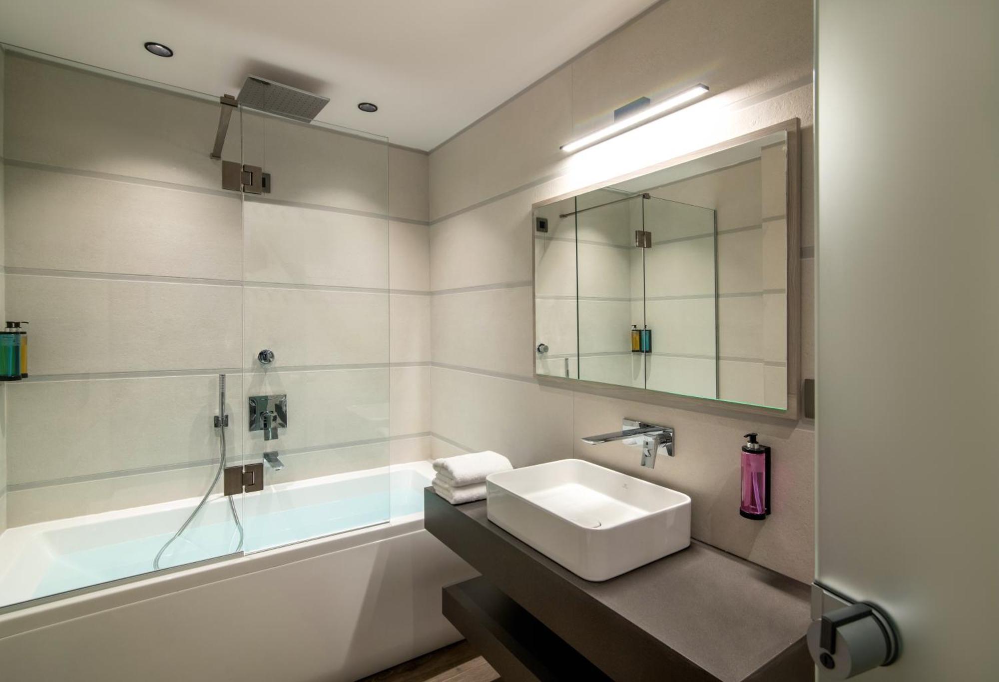 Deluxe Two Bedroom Apartment with Jetted Tub