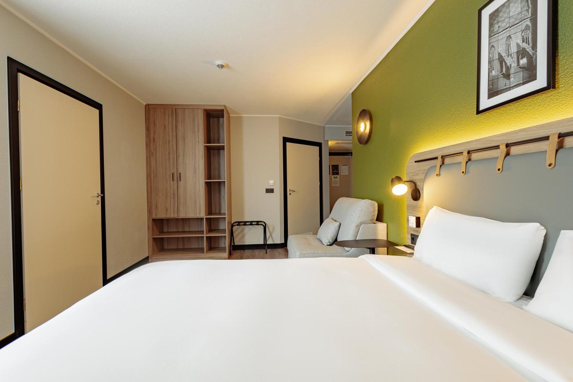 Standard Zimmer mit 1 Queensize-Bett und 1 Einzelbett