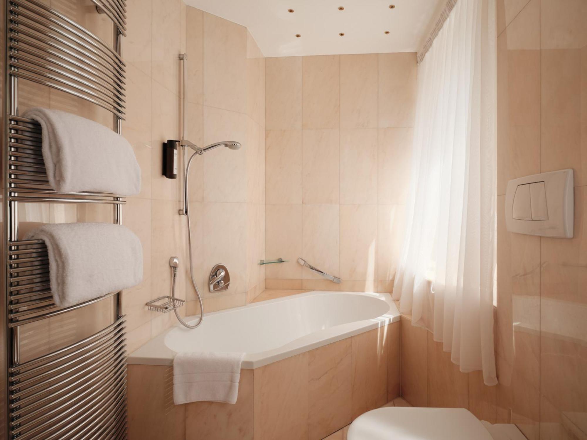 Deluxe Doppel-/Zweibettzimmer mit Balkon