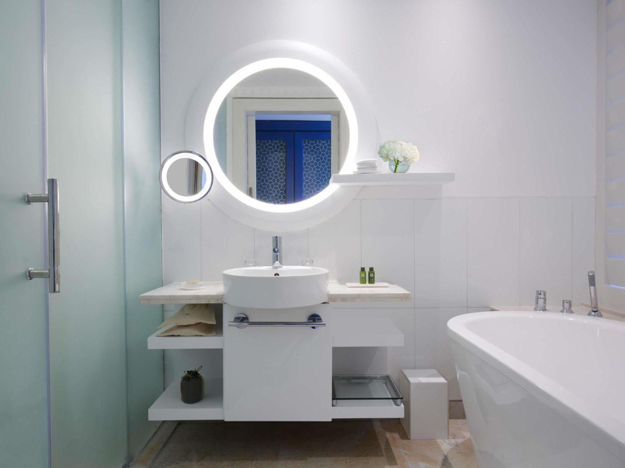 Quarto Superior com 2 Camas Individuais - Vista Mar Parcial/Acesso à Piscina