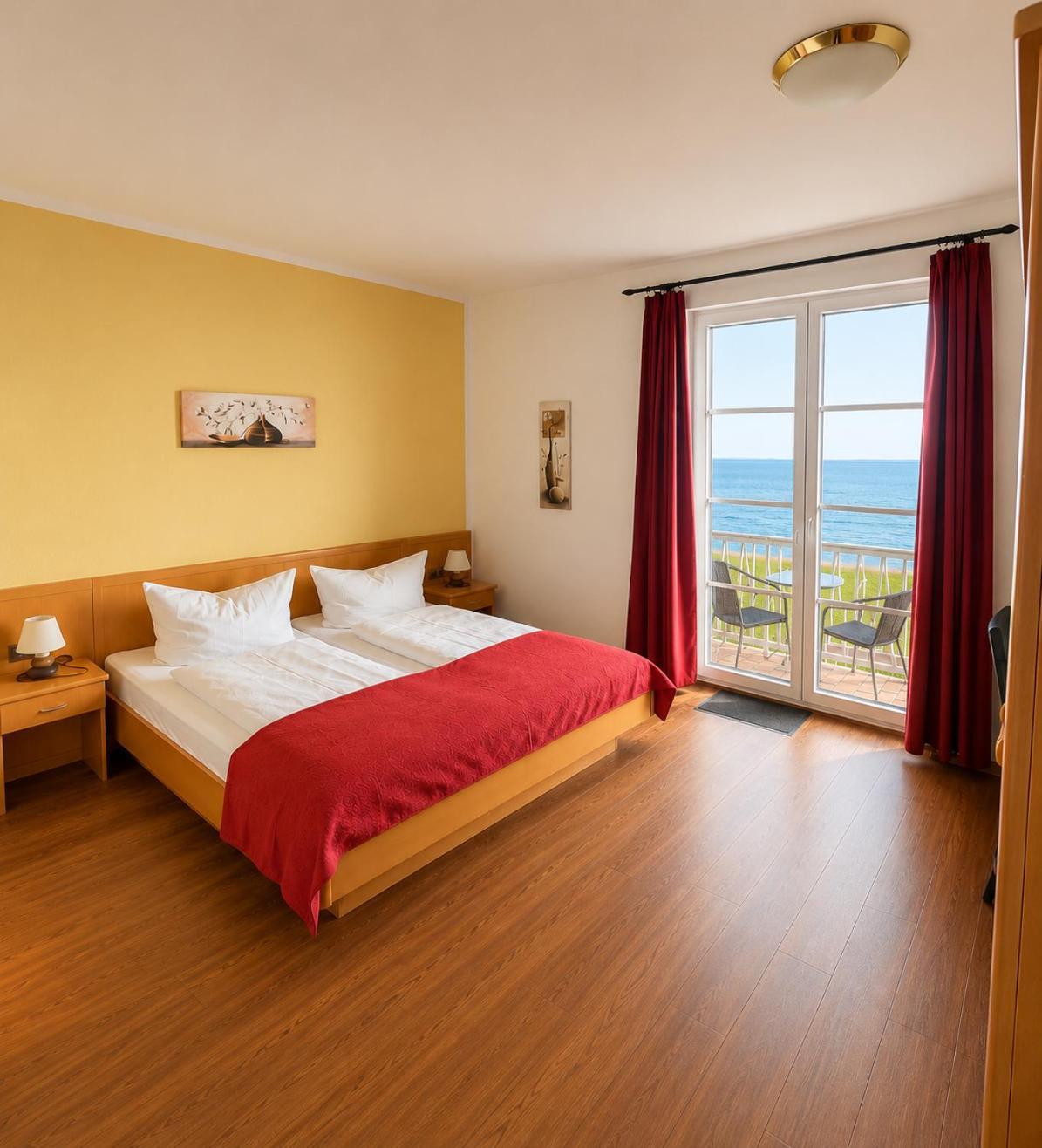 Doppelzimmer mit Balkon und Meerblick