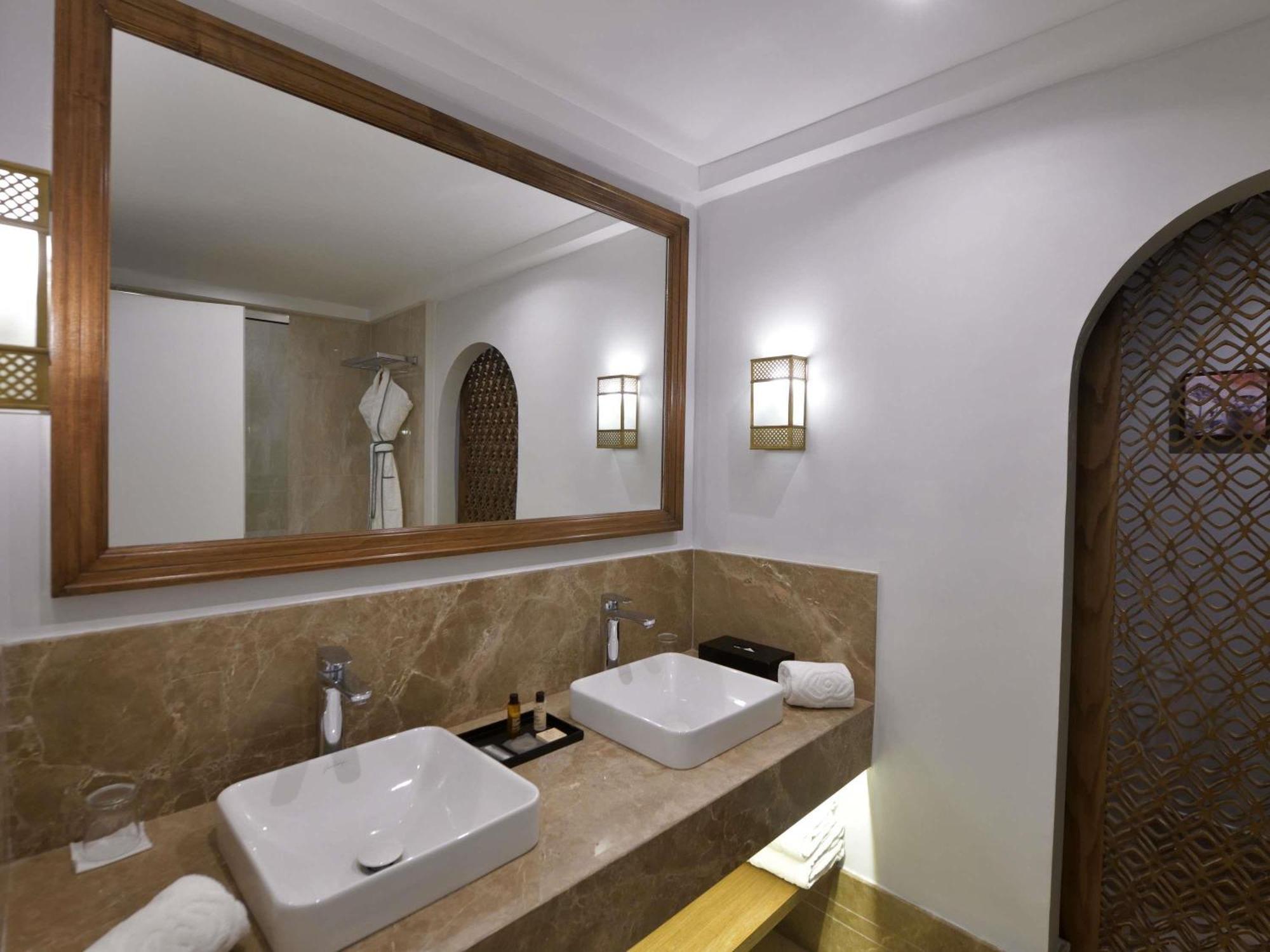 Chambre Lit King-Size de Luxe avec Terrasse - Vue sur Piscine