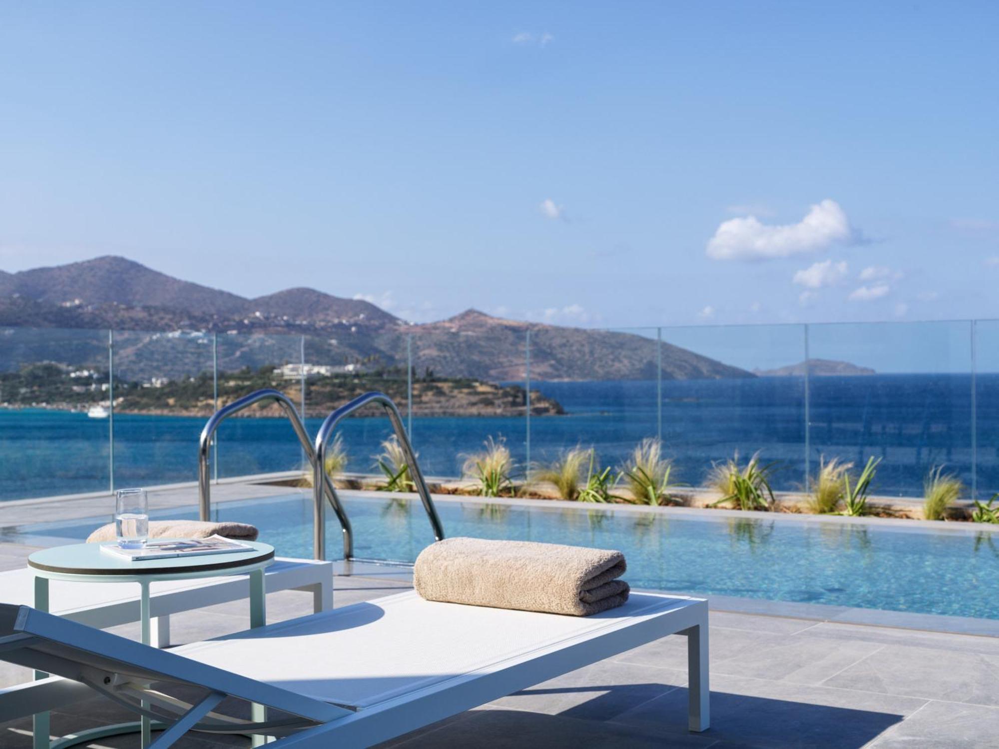 Chambre Lit King-Size Premium avec Piscine Commune et Canapé-Lit - Vue sur Mer