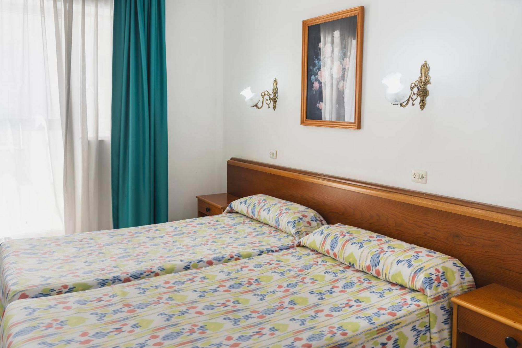 Tweepersoonskamer met 2 Aparte Bedden en Balkon
