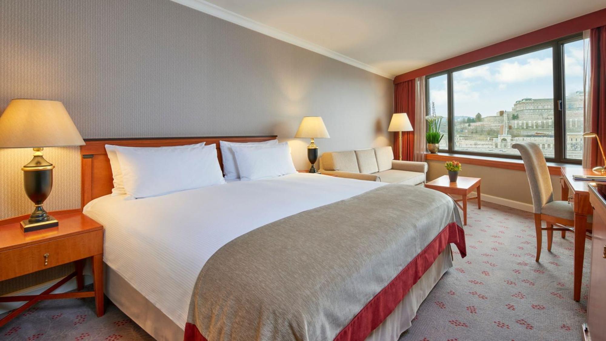 Premium Zimmer mit Kingsize-Bett, Sofa und Flussblick
