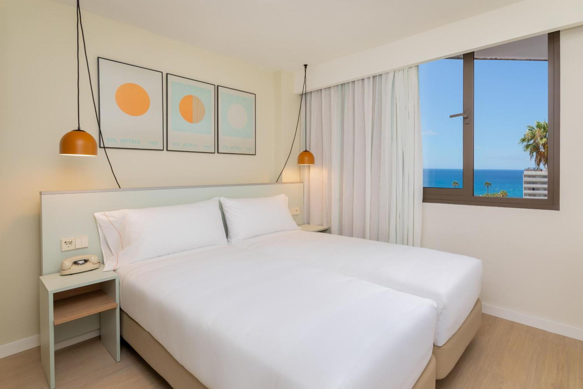Habitación Sol con salón y vistas al mar