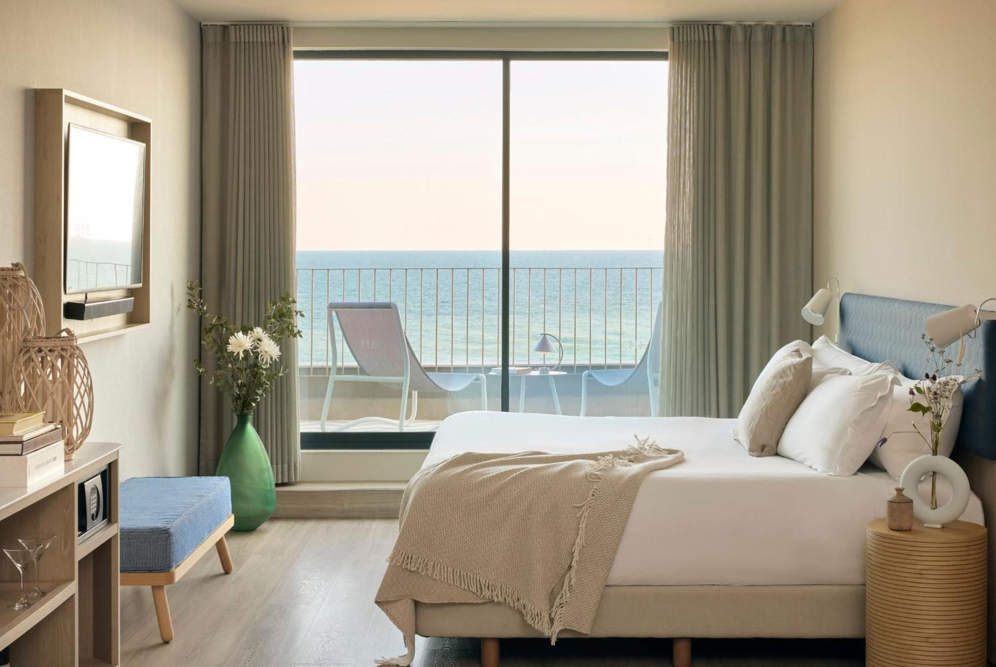 Estudio ME + Suite Junior con vistas al mar
