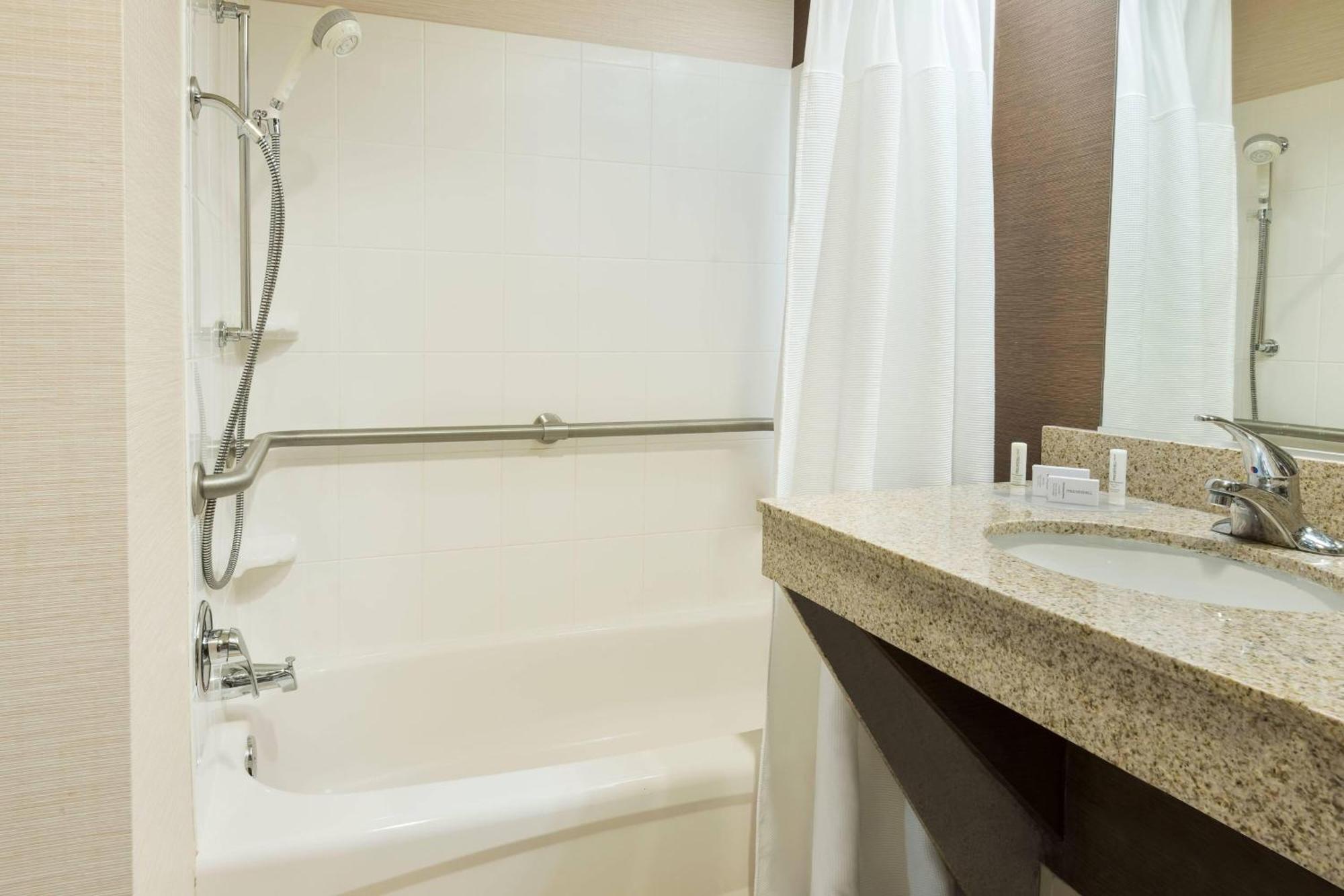 Double Room with Two Double Beds and Bathtub - Mobility Accessible