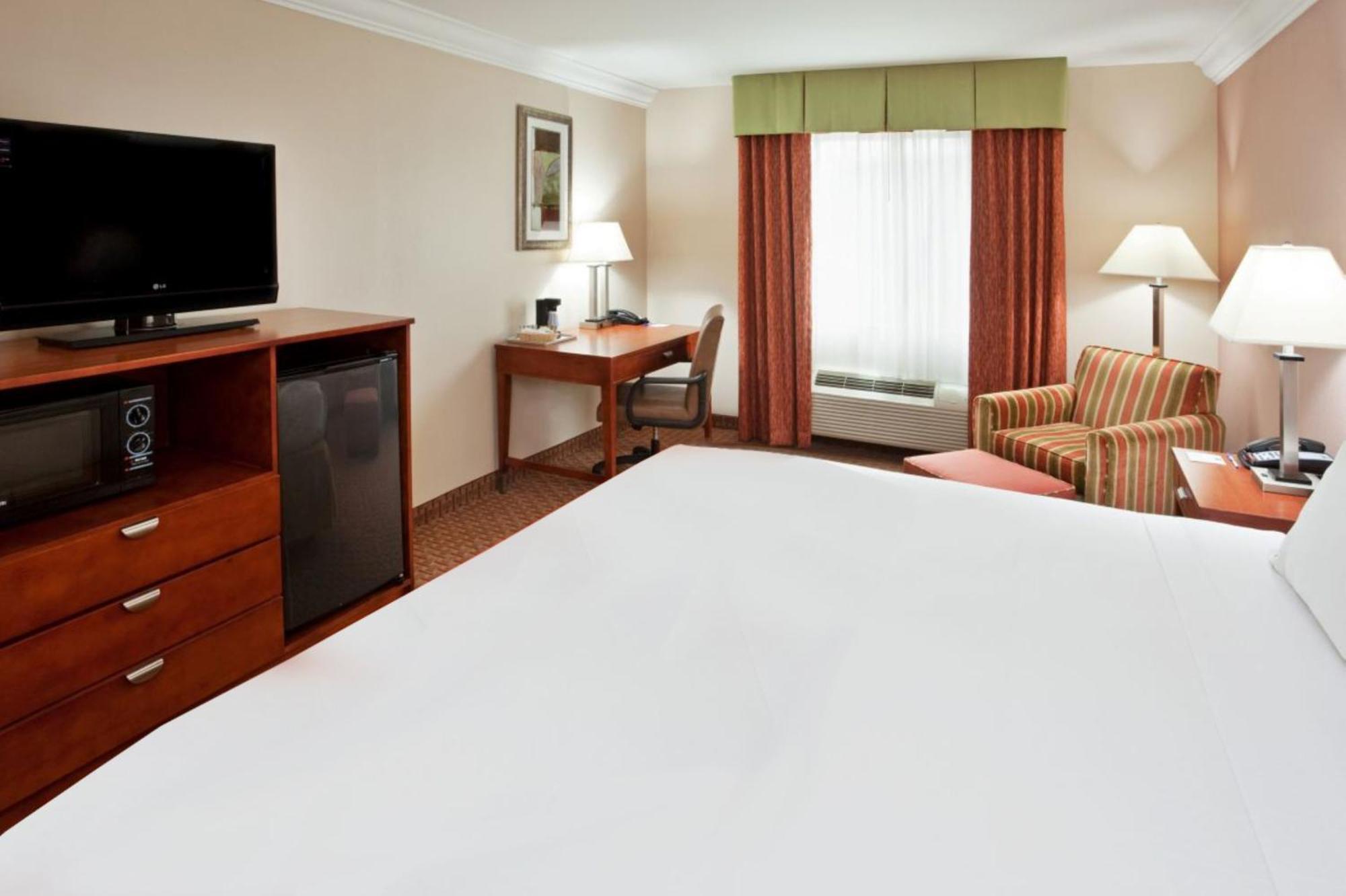 King Room - Mobility Access/Roll in Shower - Non-Smoking