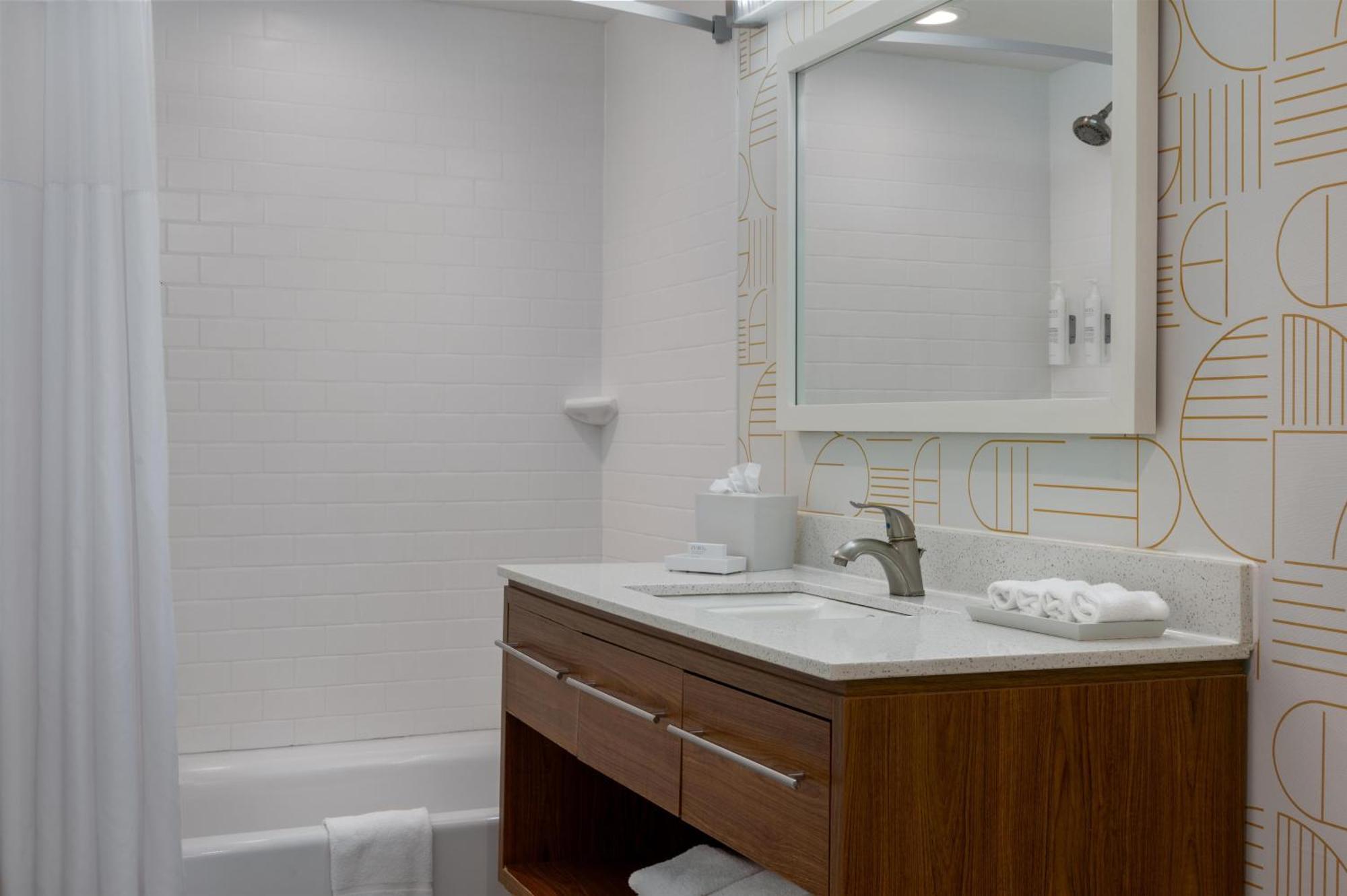 One-Bedroom Queen Suite - Non-Smoking