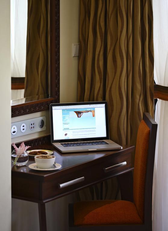 Zimmer mit Queensize-Bett – Poolseite