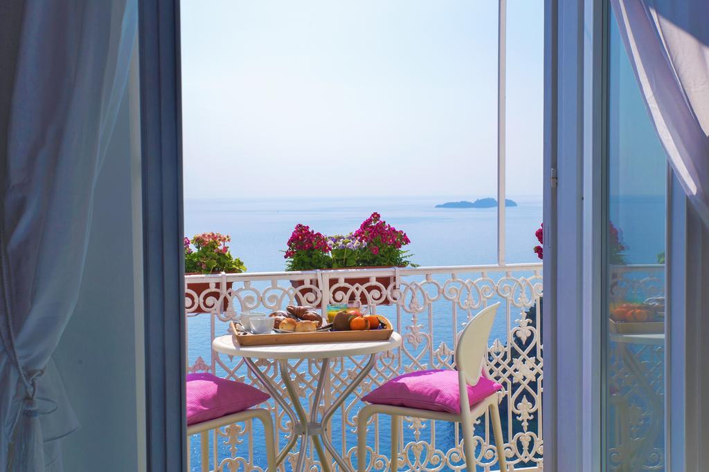 Camera Matrimoniale Superior con Balcone e Vista Mare