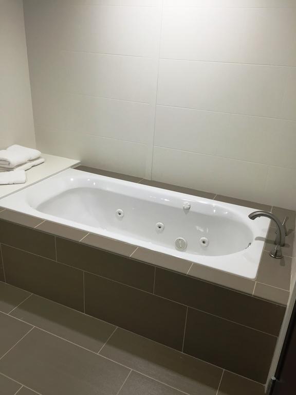 King Suite with Whirlpool - Non-Smoking
