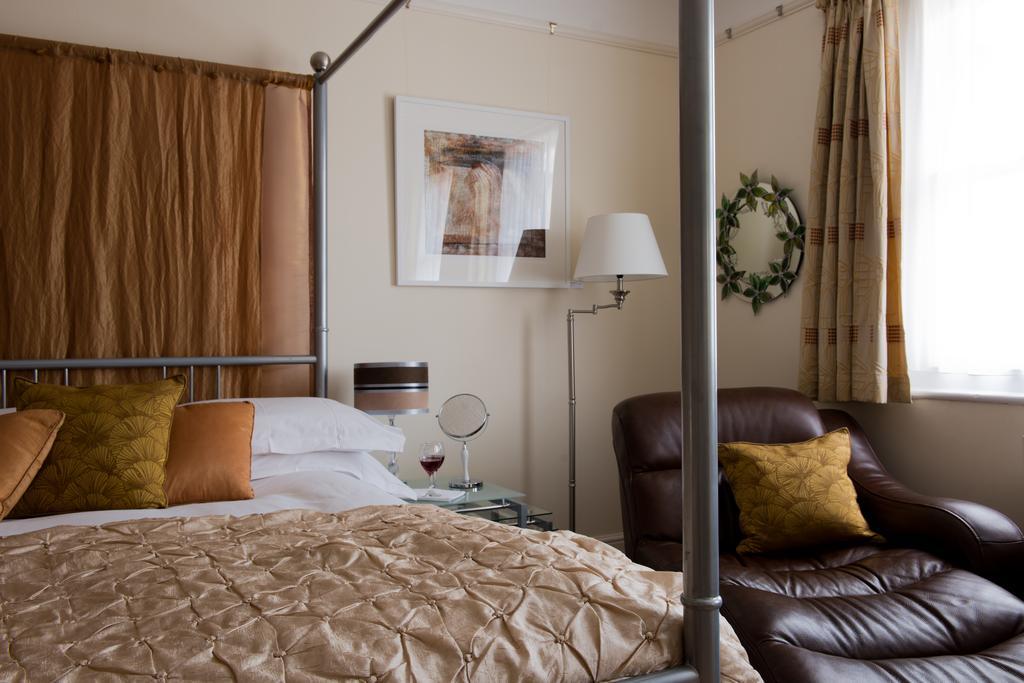 Double Room Four Poster Bed,678647355:JPEG