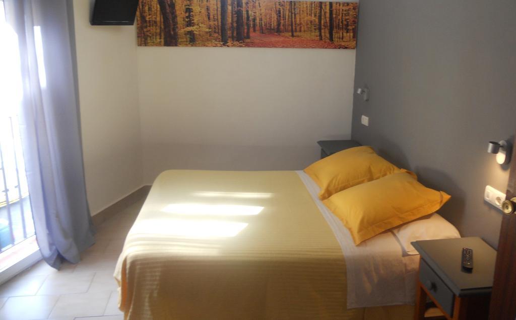 Habitación con cama grande y balcón